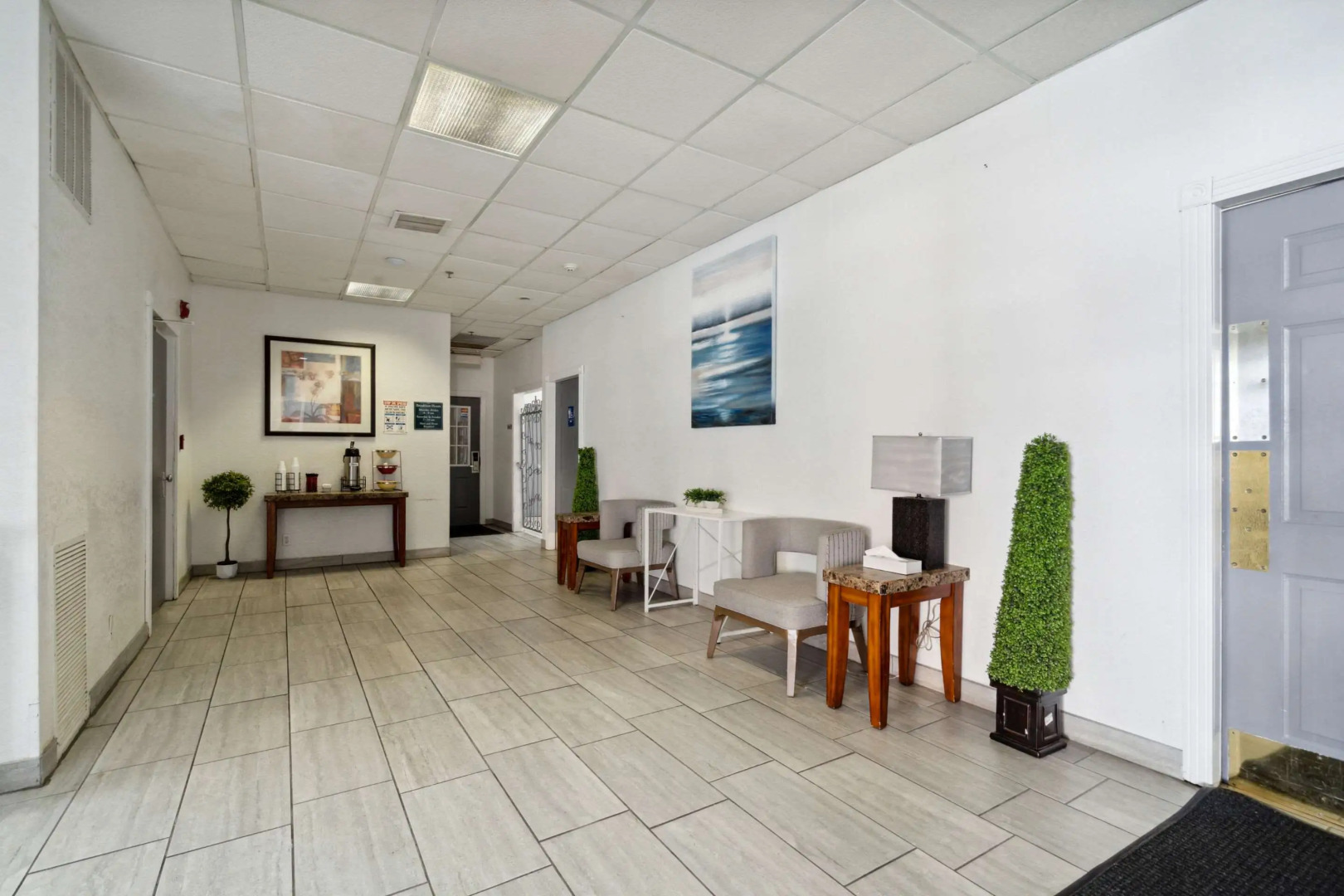 Econo Lodge Inn & Suites