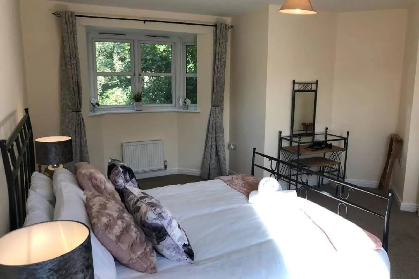Silver Stag, High-end, Modern 3 double bedroom with parking