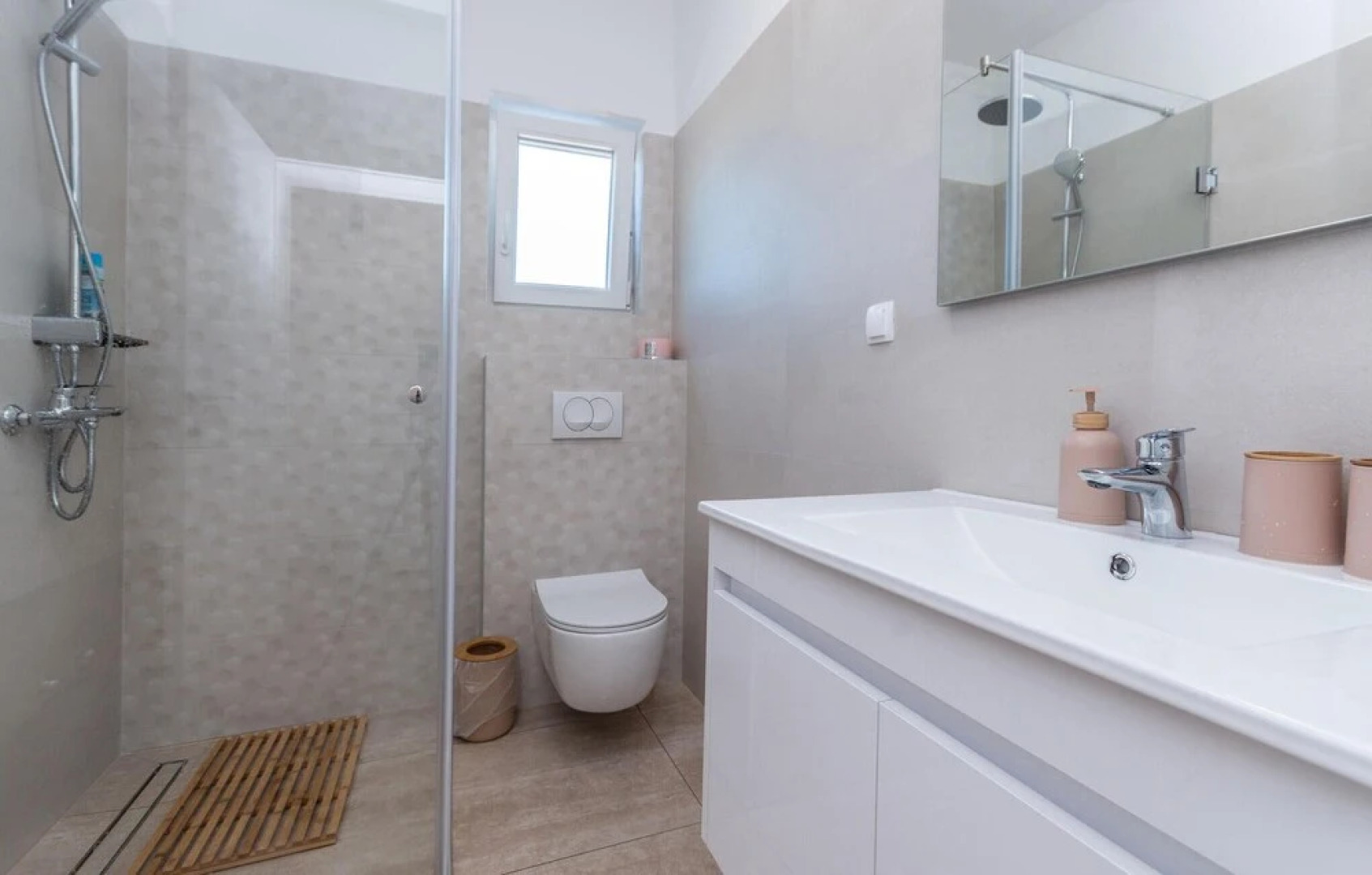 Stunning Home in Donje Rastane With Wifi, 4 Bedrooms and Outdoor Swimming Pool