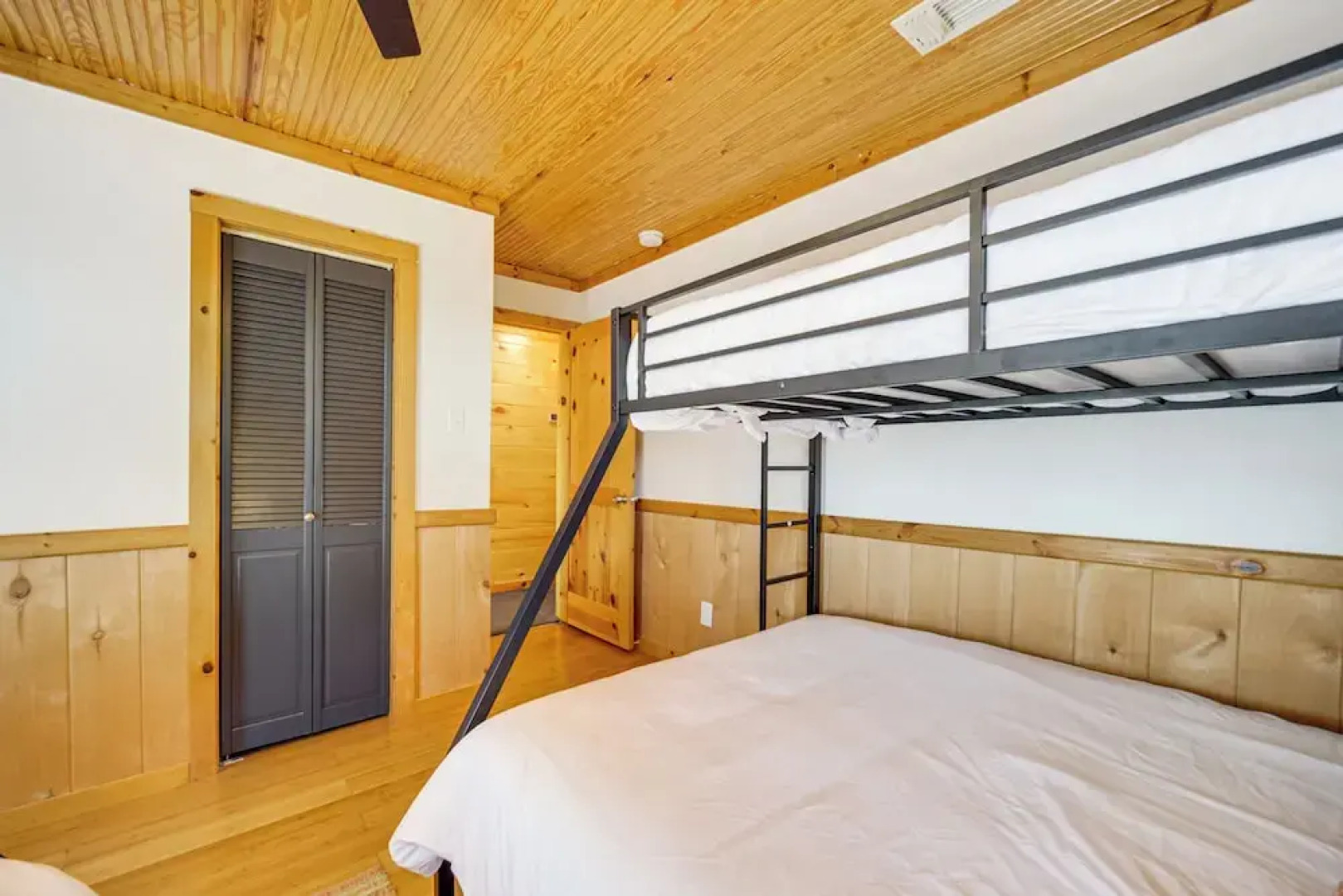 5 Mi to Dtwn Dripping Springs: Cabin w/ Jacuzzi!