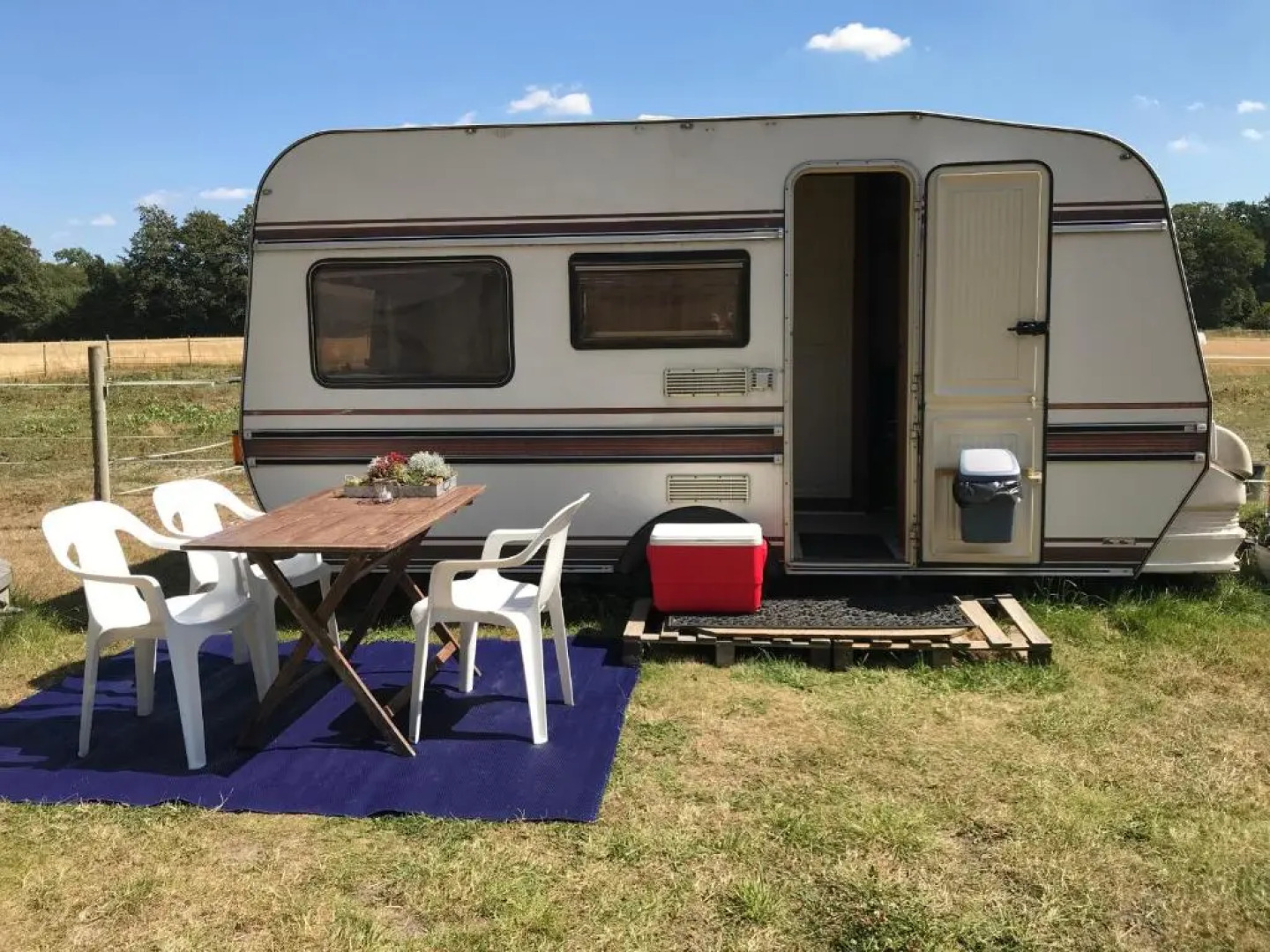 SIMPLE LIVING - Beds 190 cm - Dogs welcome on request - CARAVAN - COSY FARM BnB