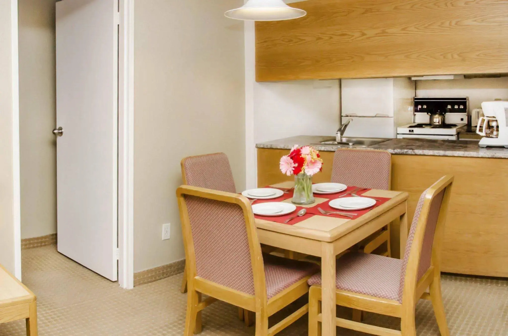 Cartier Place Suite Hotel