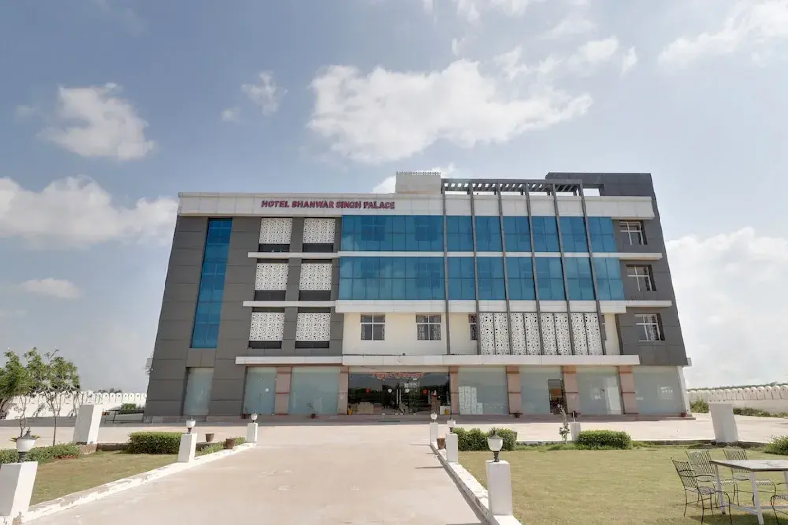 Capital O 48521 Hotel Bhanwar Singh Palace