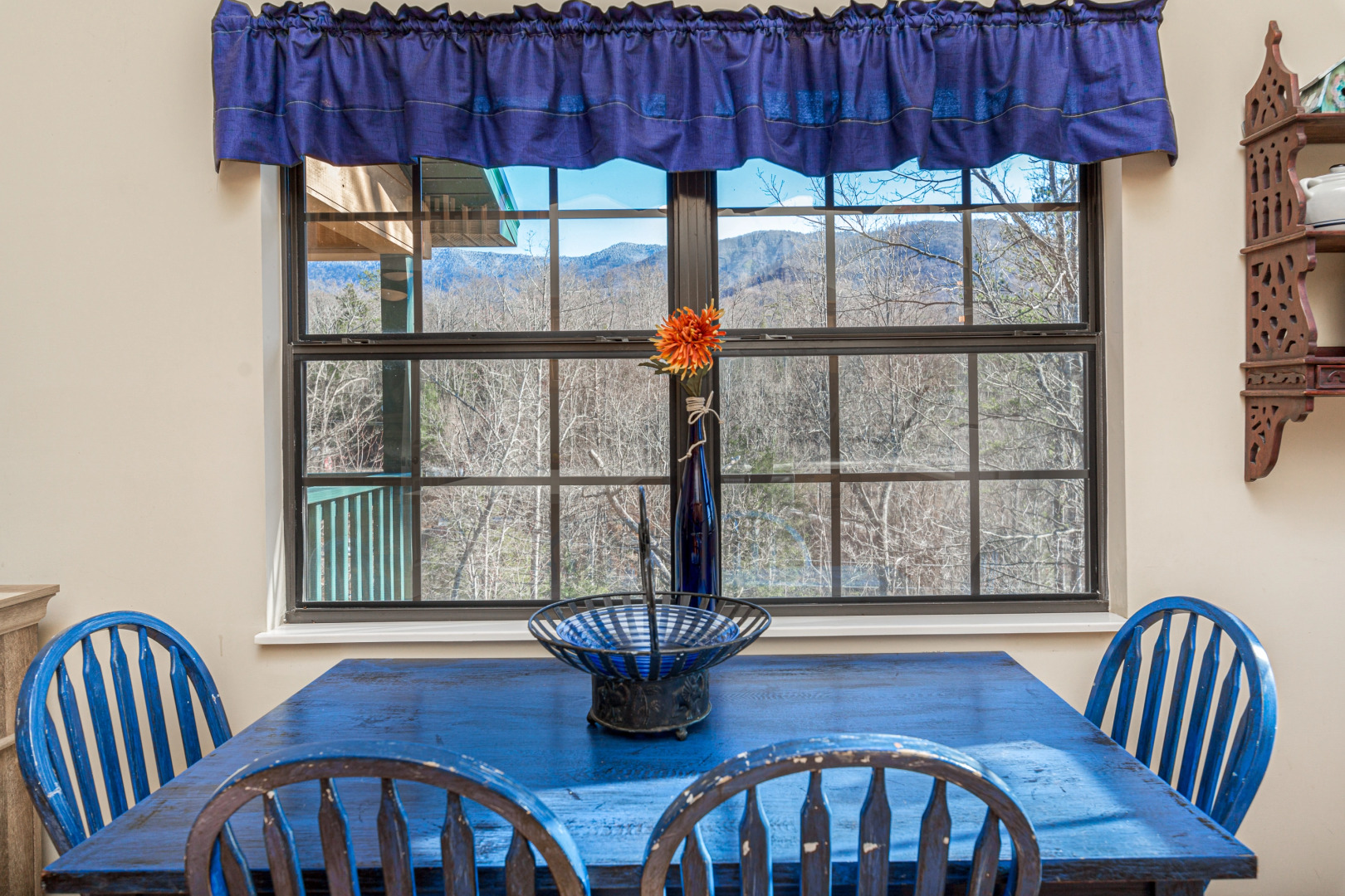 Gatlinburg Getaway Cute Cabin with Mountain Views