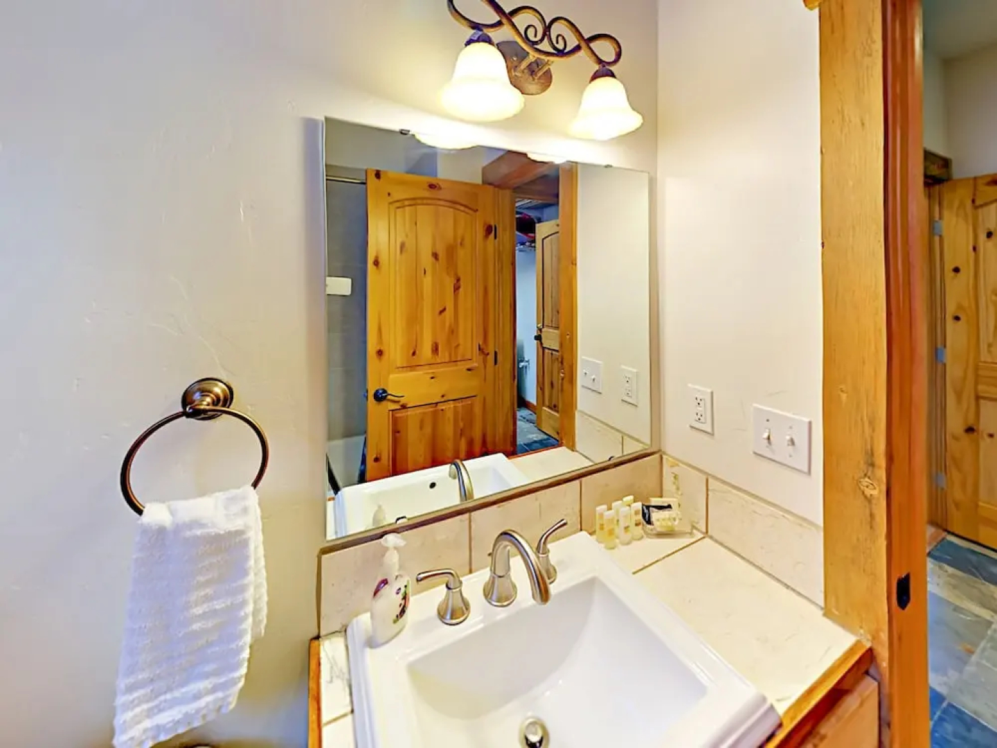 Stylish Mountain Home 4 Bedrooms 3.5 Bathrooms Home