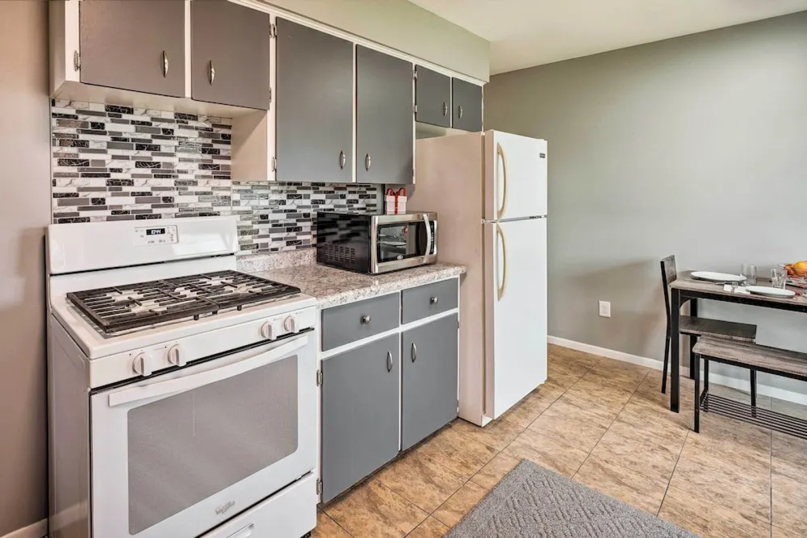 Homey Duplex - 10 Mi to Downtown Grand Rapids!