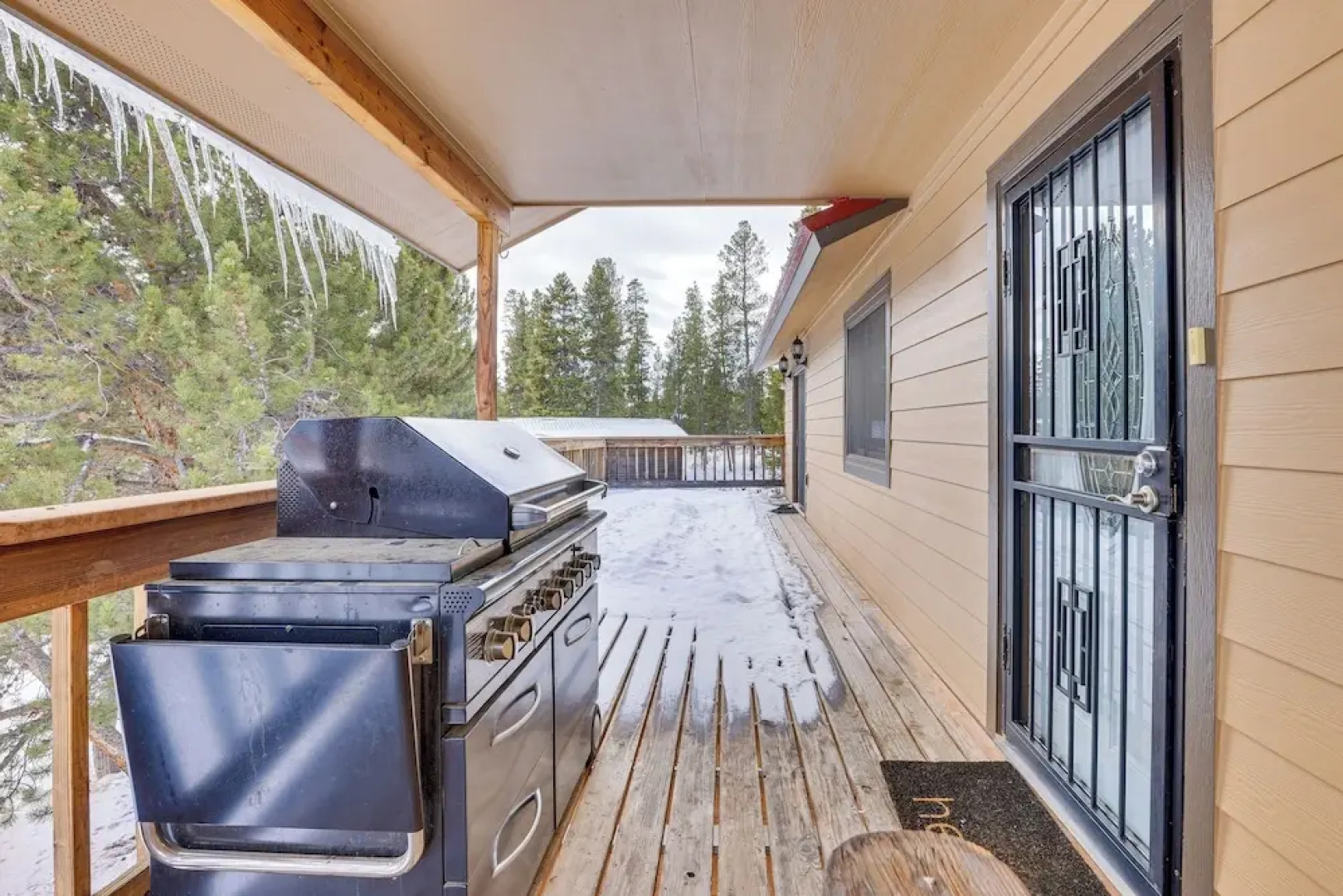 Enjoy Deck + Mtn Views: Grand Lake Retreat!