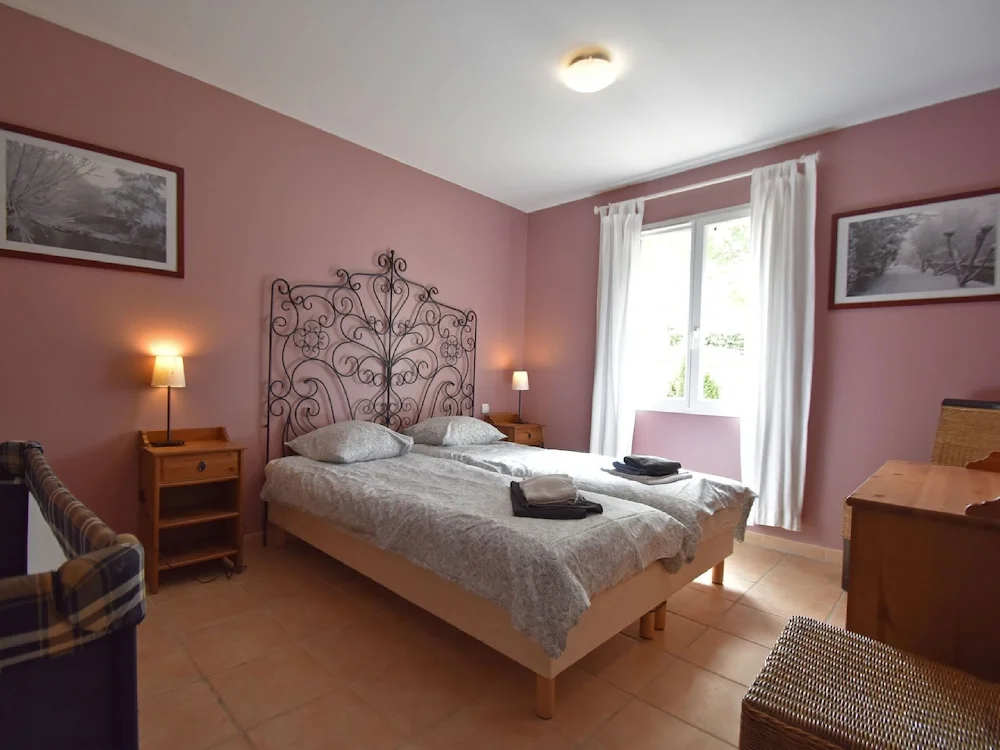 Villa with air-con, heated pool, jacuzzi, fenced garden and kids play equipment