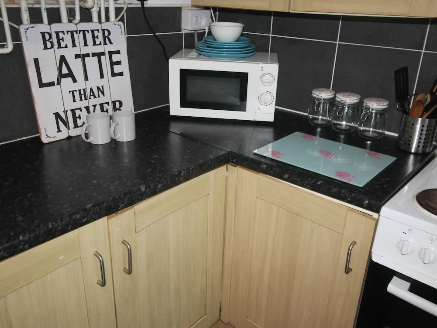 Rickard Street 4 Bed House Near J32 and M4 by Cardiff Holiday Homes