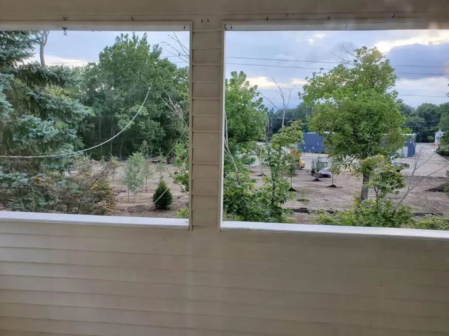 Peaceful private 4 Bedroom Residential Home with hot tub surrounded with serenity and a park like setting