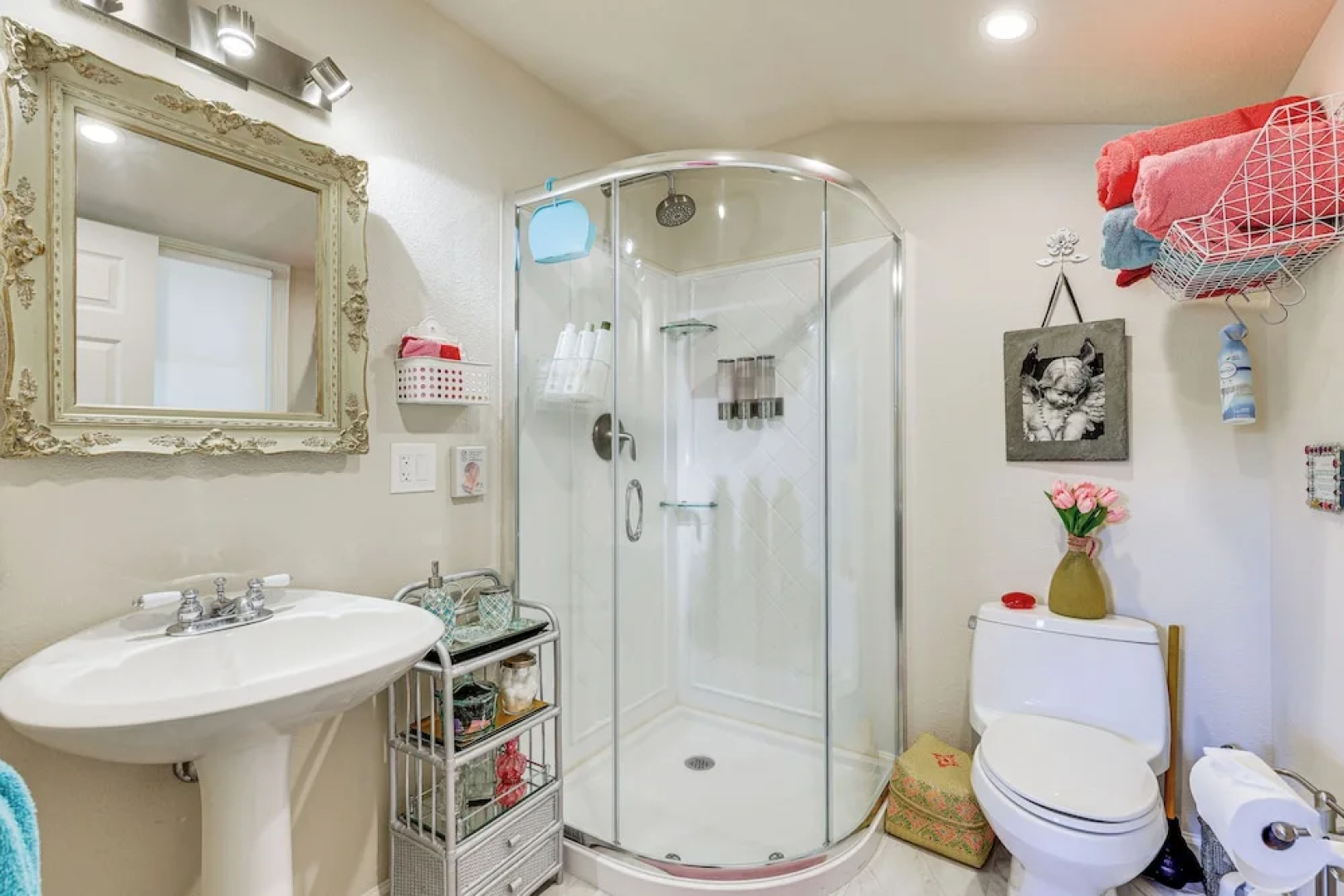 Romantic Casita w/ Garden + Deck 2 Miles to Plaza!