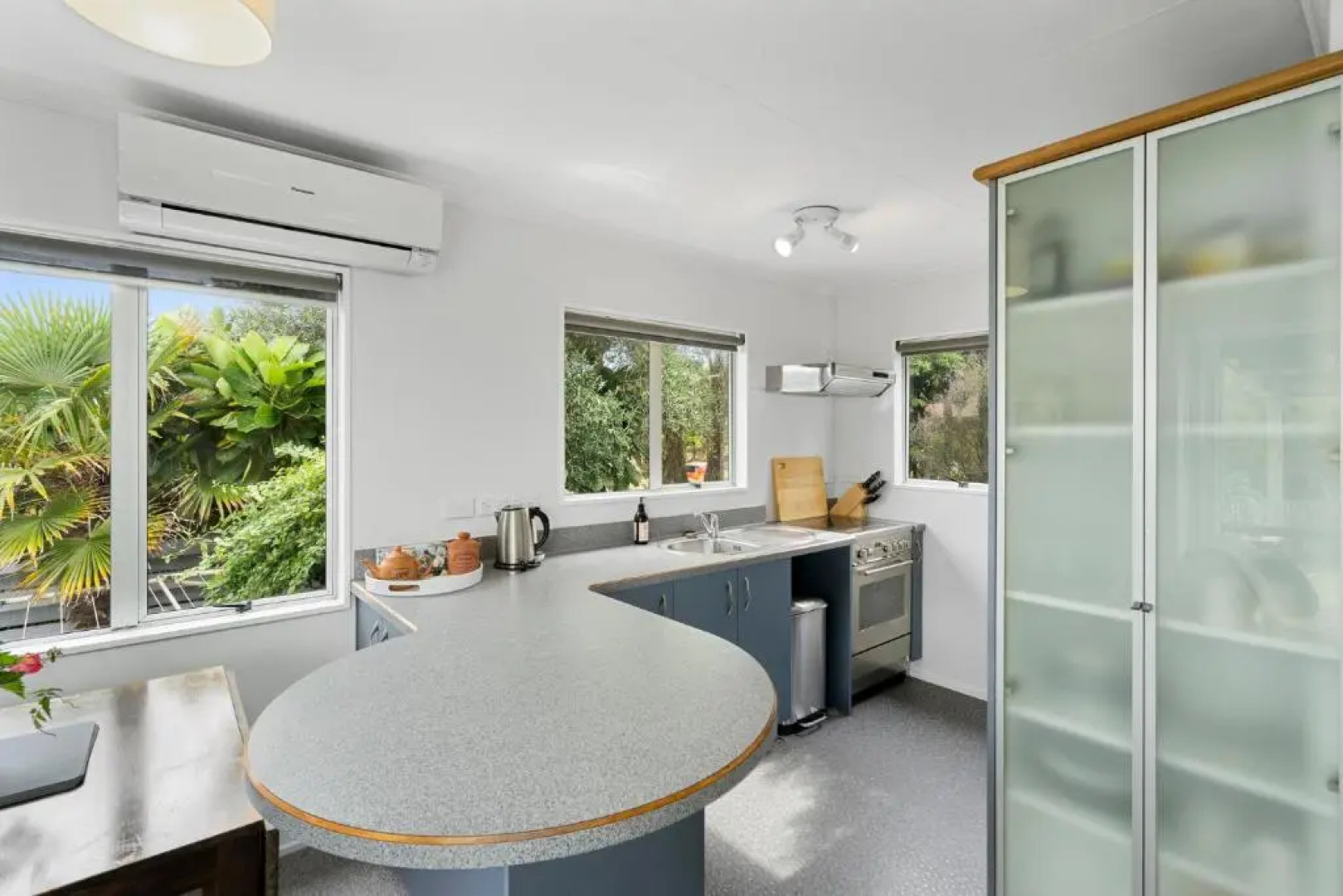 The Wee Blue Bach - Waikanae Beach Holiday Home