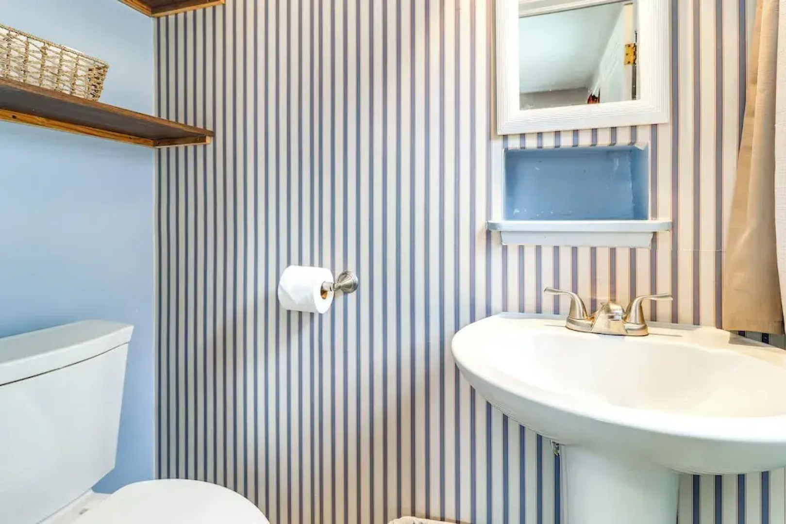 Walk to Adrian College: Family Home in Michigan