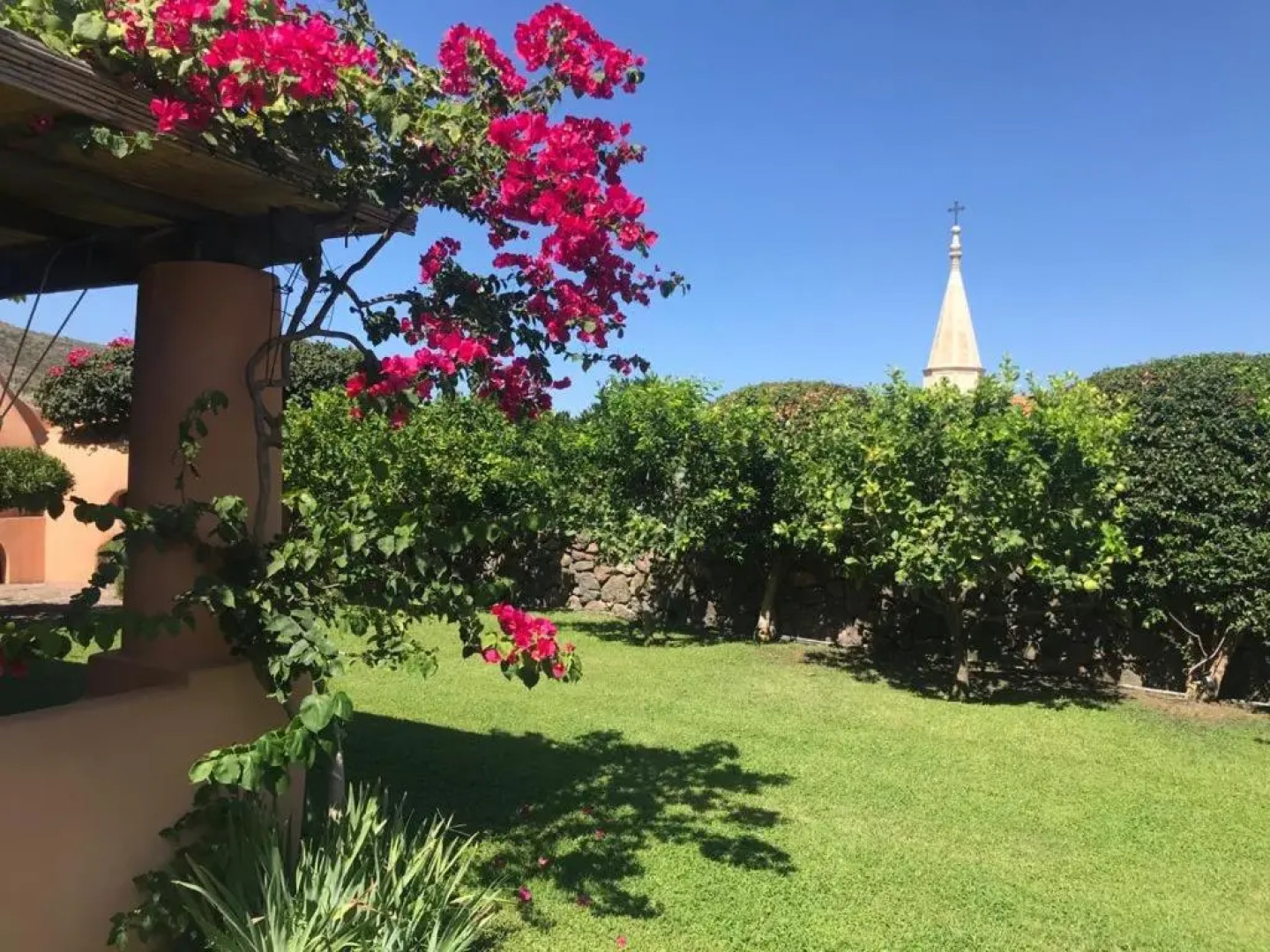 Villa Egea, elegante villa Eoliana dell'800 immersa in un curato giardino