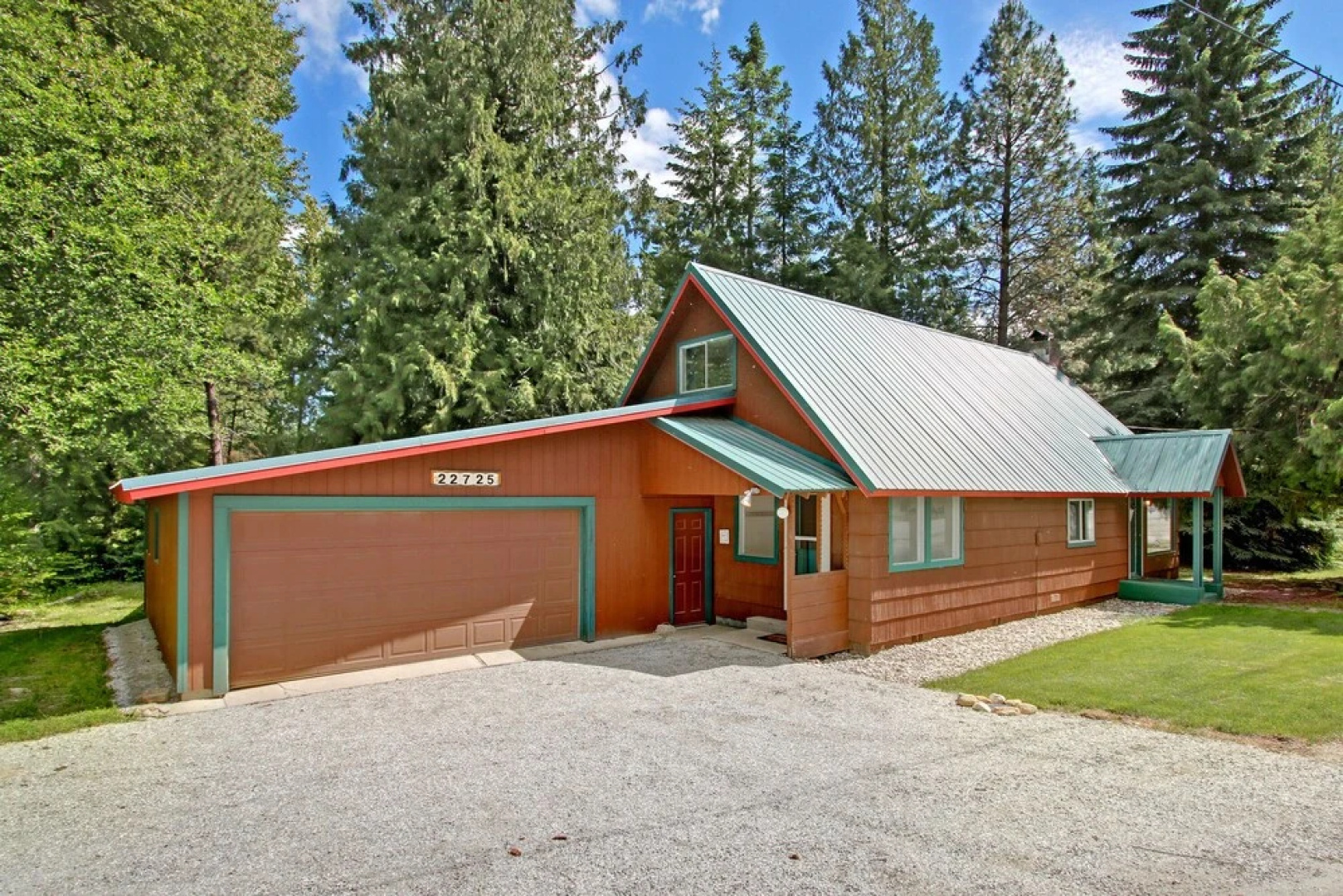 Peaceful Pines Cabin - Three Bedroom Home with Hot Tub