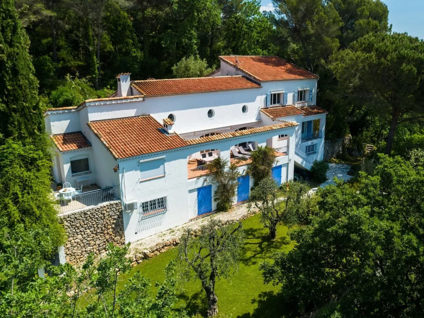 Spacious Villa in La Gaude With Swimming Pool