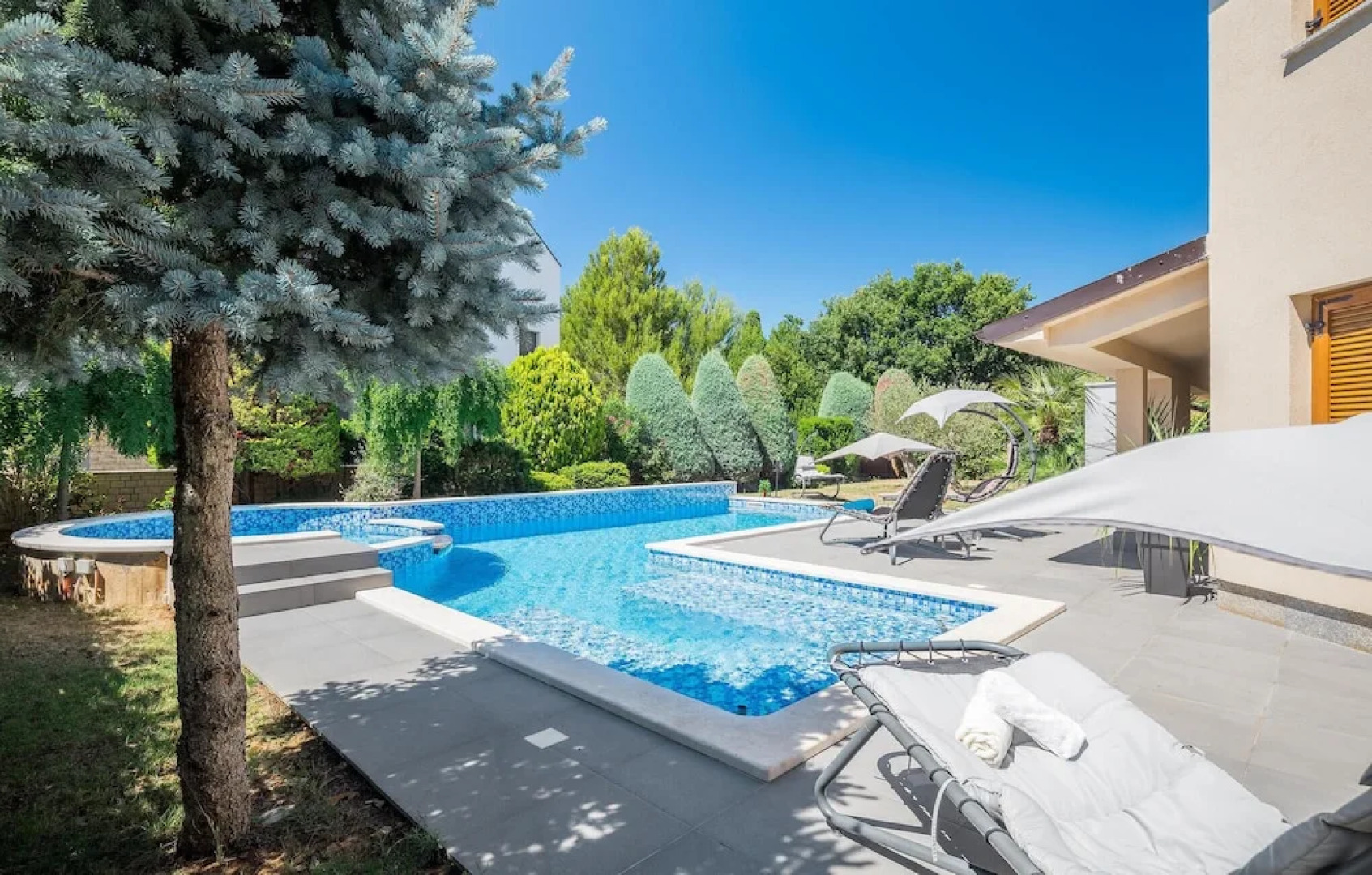 Amazing Home in Medulin with Outdoor Swimming Pool, Hot Tub & WiFi