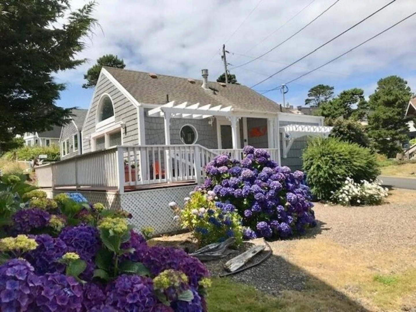 Rememberance Studio cottage by RedAwning