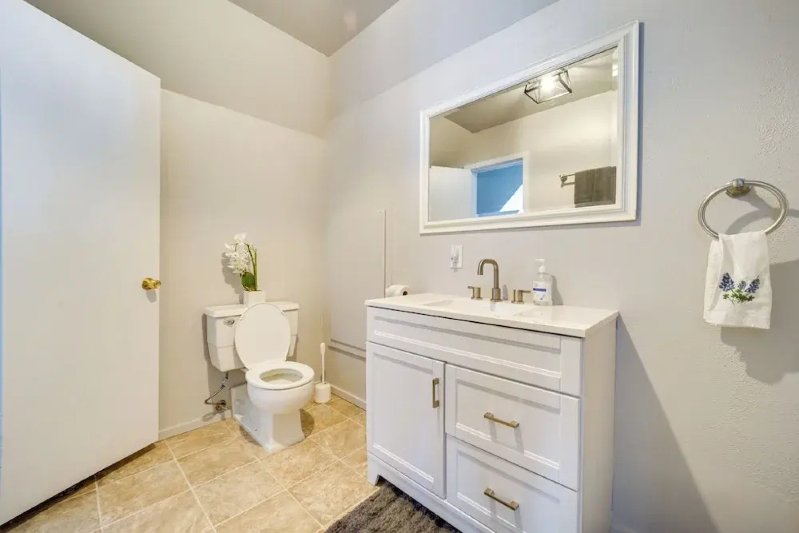 'dolorable' Home w/ Yard - Walk to River!