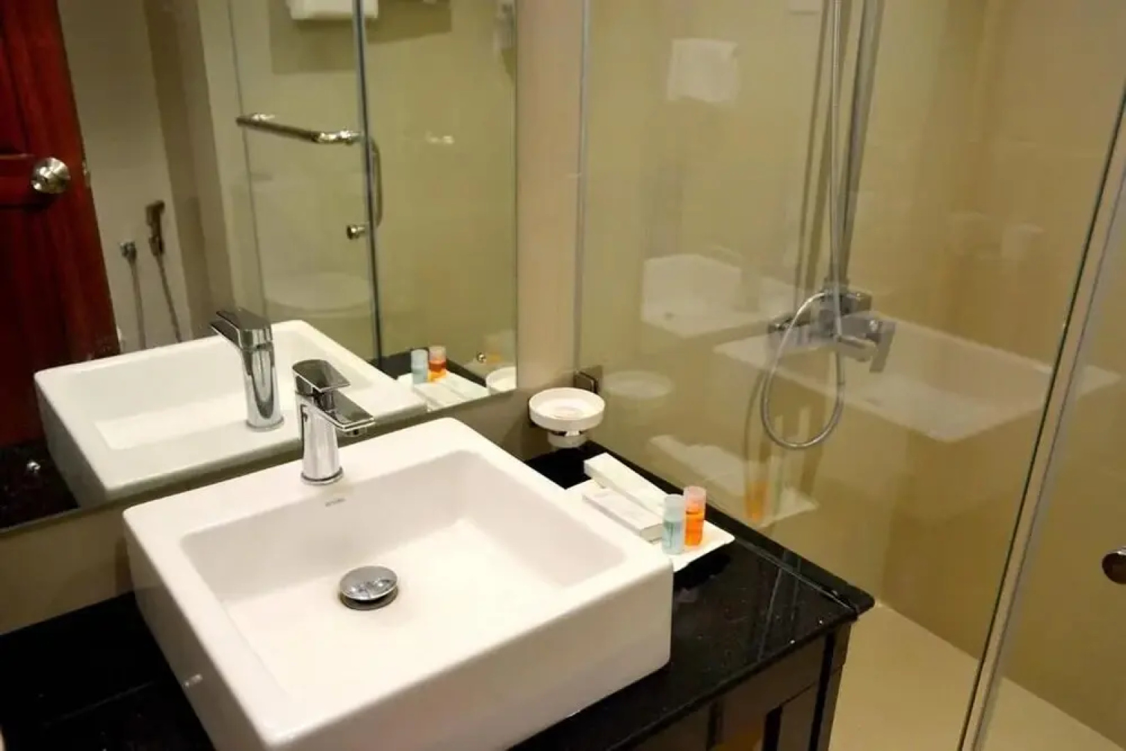 KYNROCK Airport Hotel