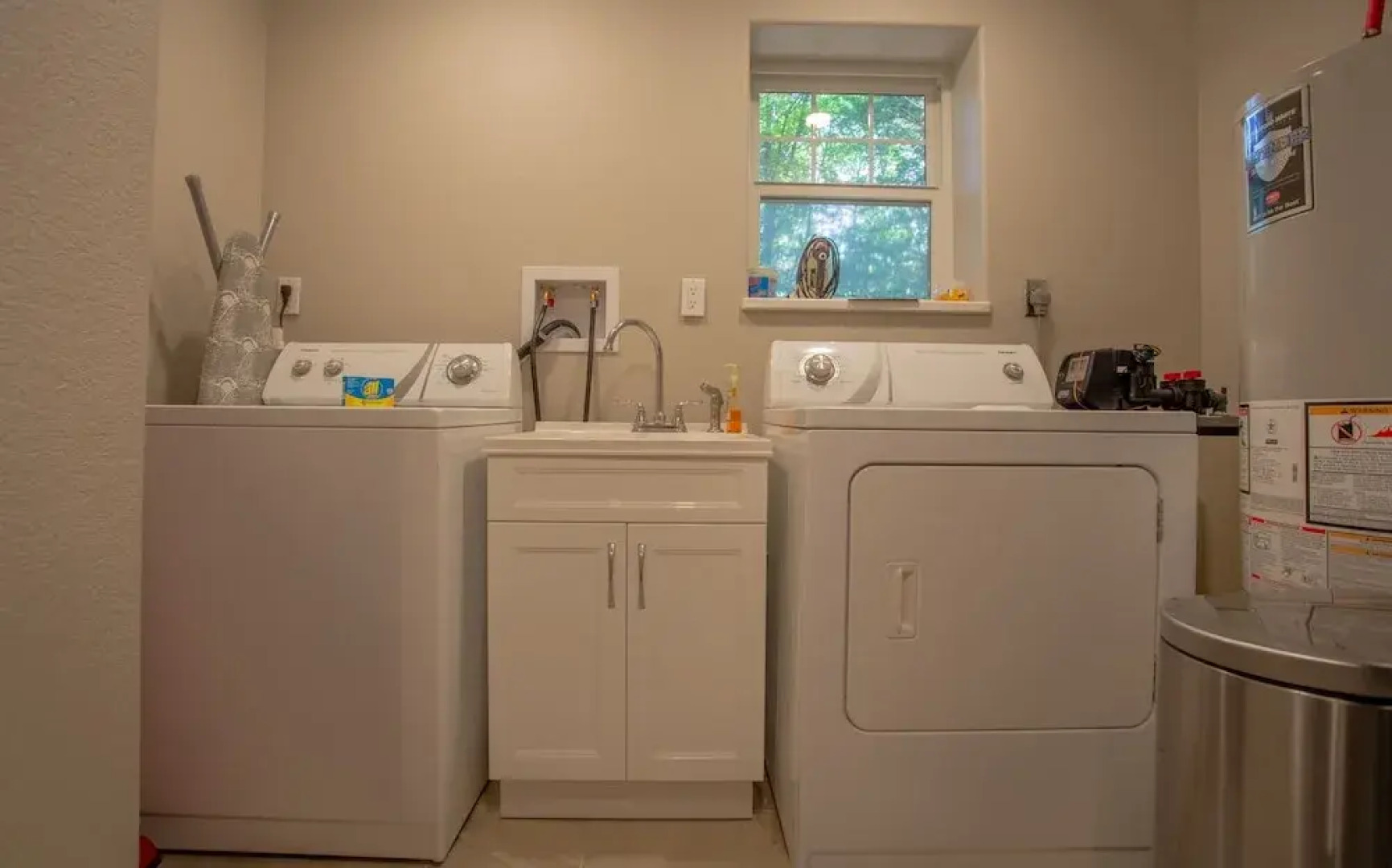 Happy Hideaway 4 Bedroom Home by RedAwning