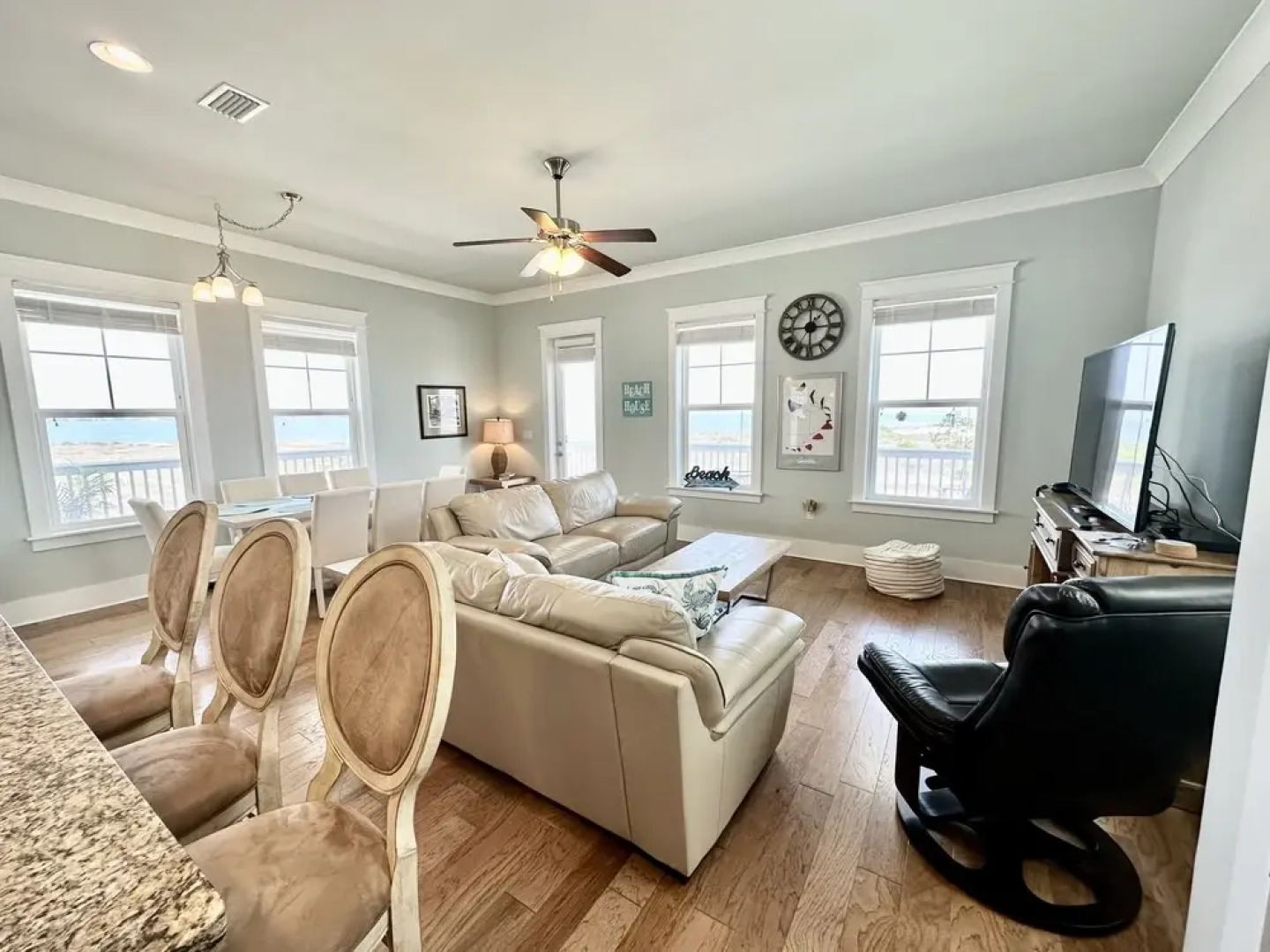 Sunset View 4 Bedroom Home by RedAwning