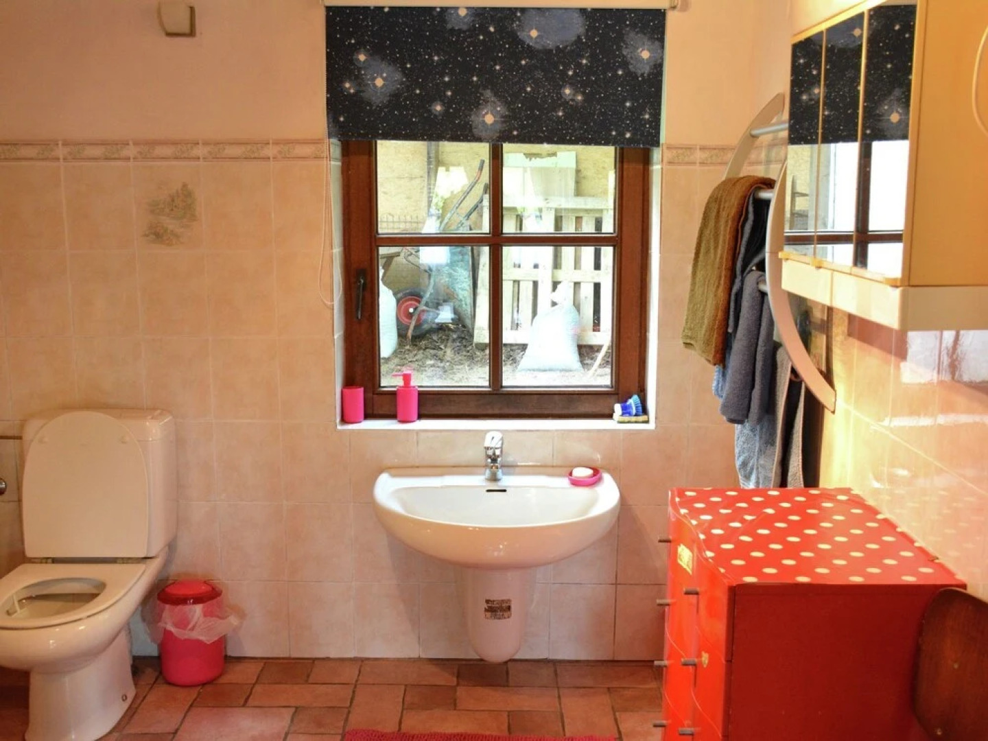 Quaint Chalet in Hannut with a Pond