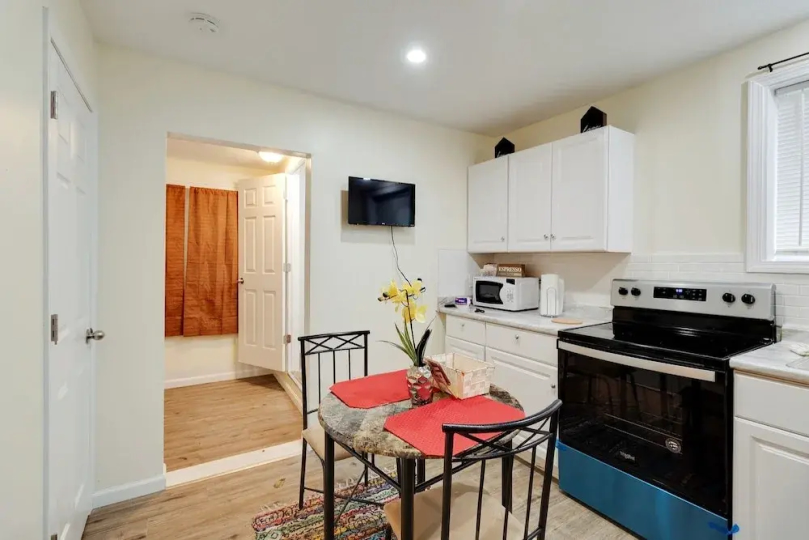 Amazing Centrally Located Apt Combo Near Uc, Hospital And Zoo! 2 Bedroom Apts by Redawning