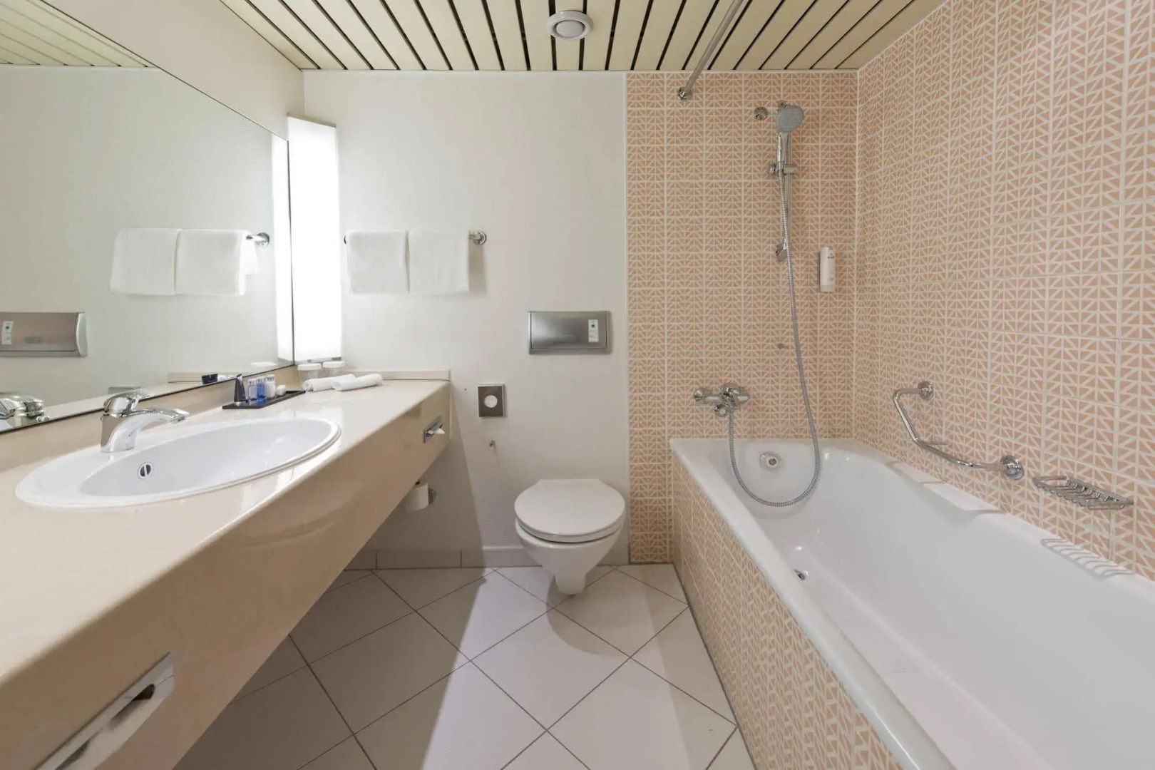 Отель The Q - Quadro City Hotel