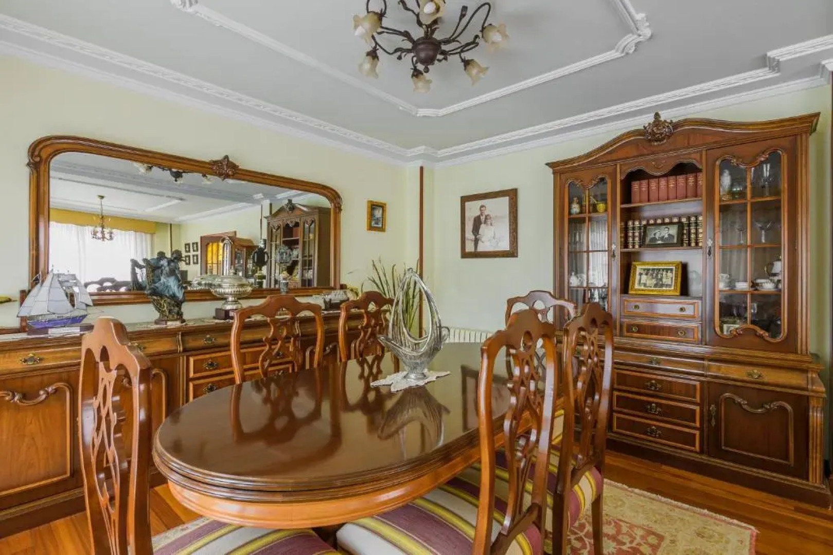 Casa marinera con piscina y jardín.