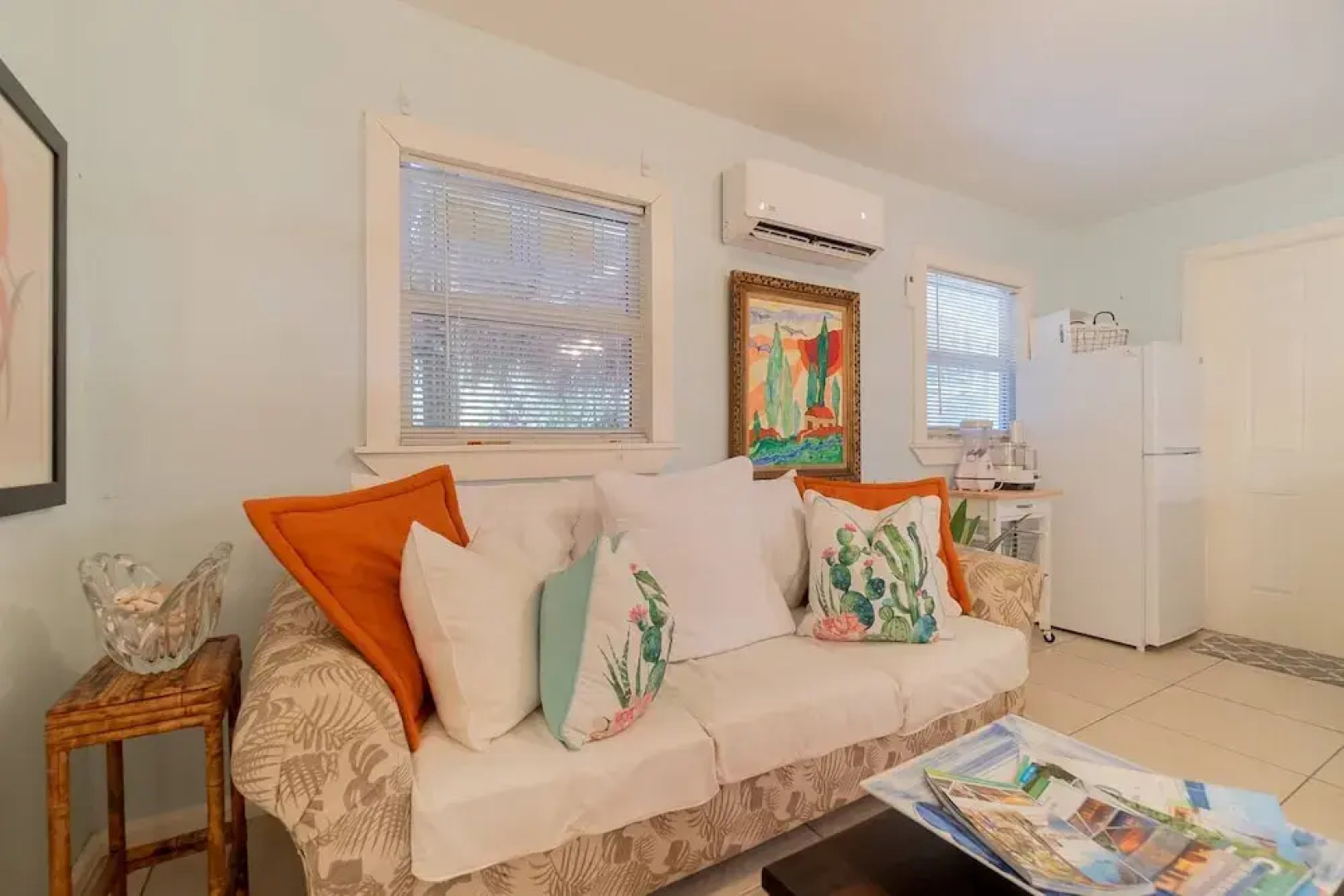 The Secret Garden - The Cottage Near Beach, Shops, Restaurants, Pet Friendly, Close to Lucerne Ave!