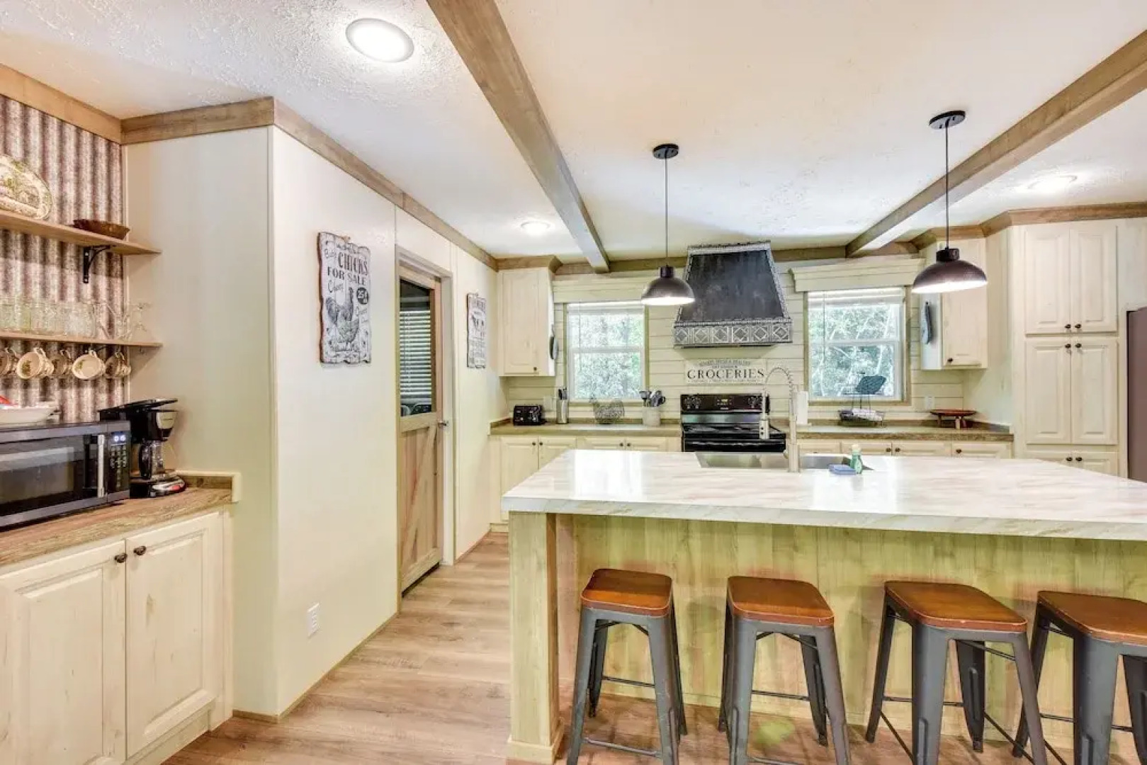 8 Mi to Helen: Sautee Nacoochee Home w/ Hot Tub