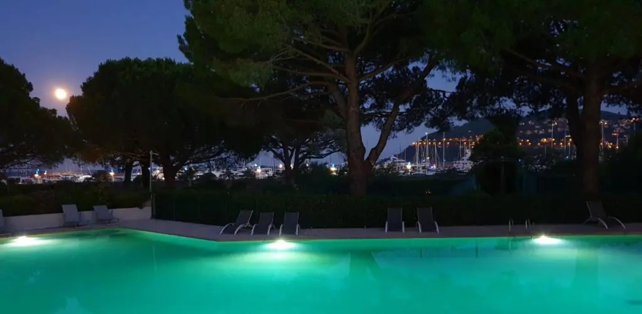 Garden and beach sea view apartment Cannes