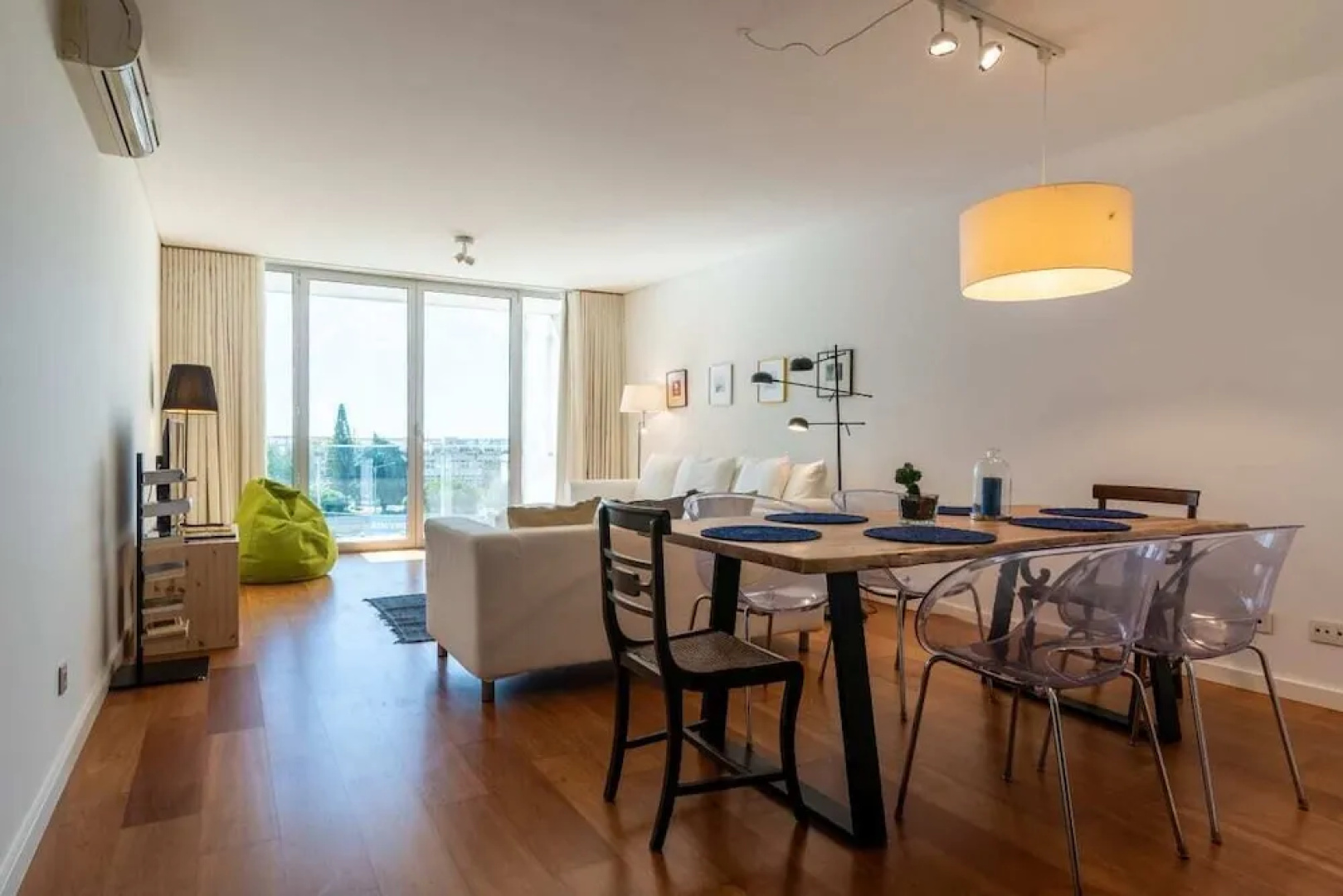 Gorgeous Apartment in Alges With Stunning Rooftop Pool