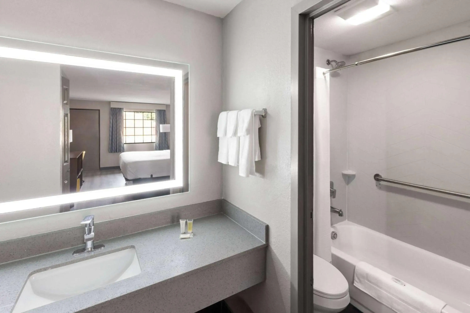Days Inn & Suites by Wyndham Vicksburg