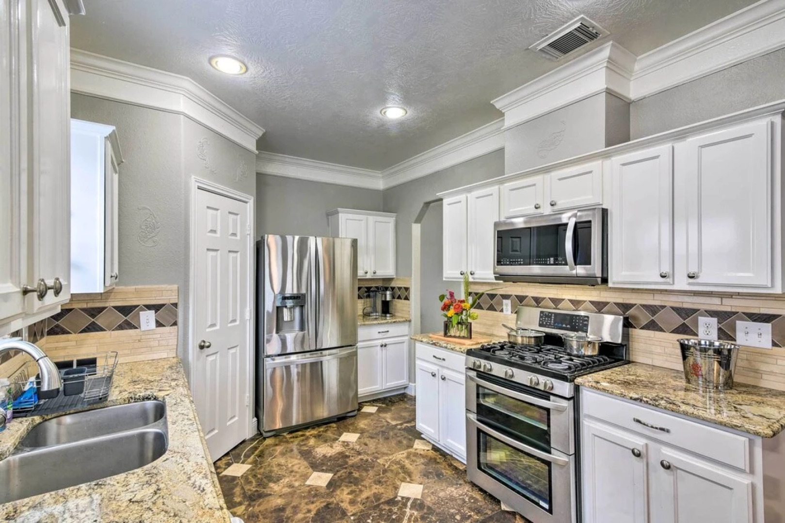 Spacious & Central Katy Retreat: 27 Mi to Houston!