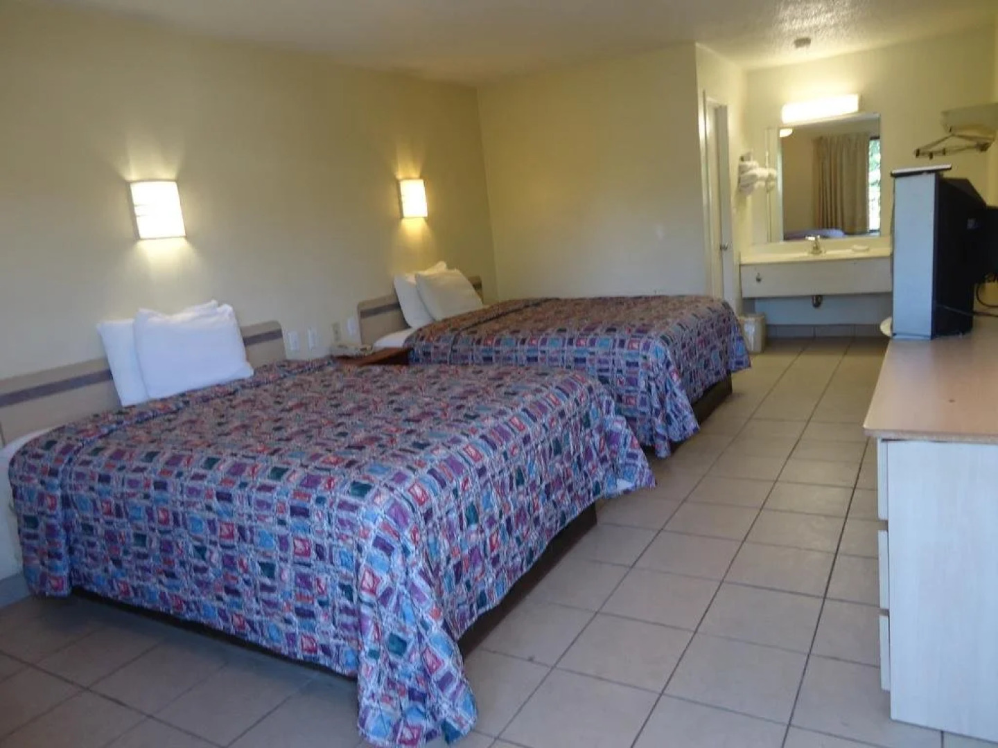 Super 6 Inn & Suites