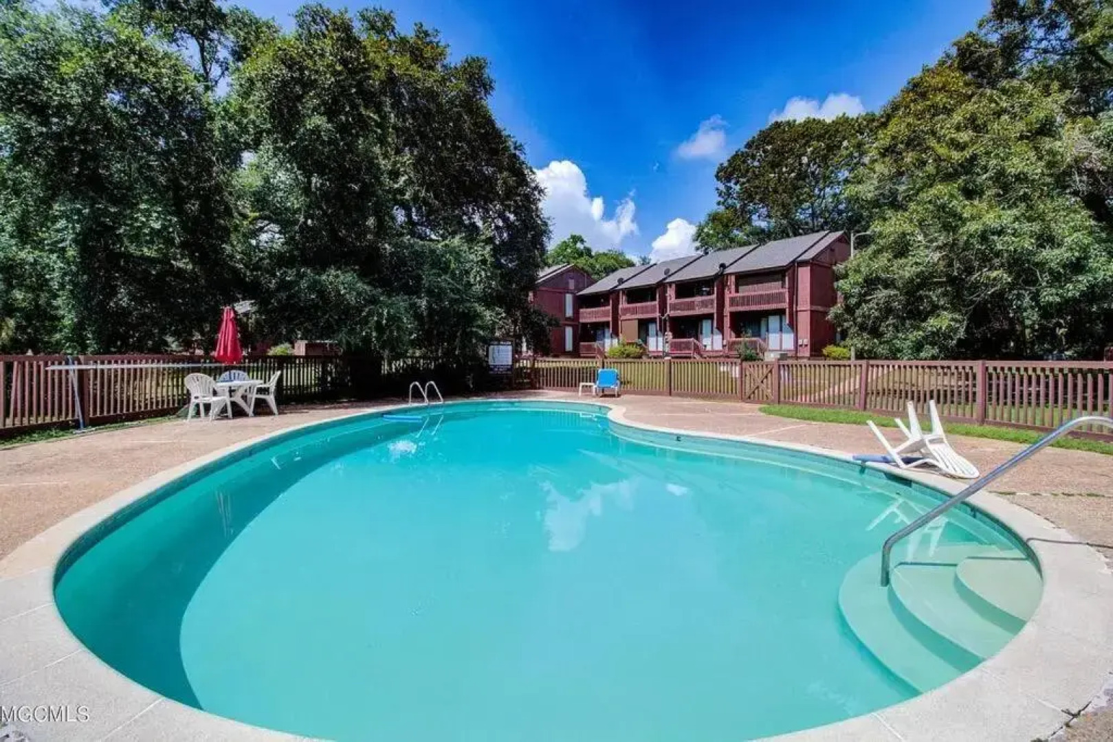 Lakeside Villa - Quite Location, walk to the pool and to the Country Club