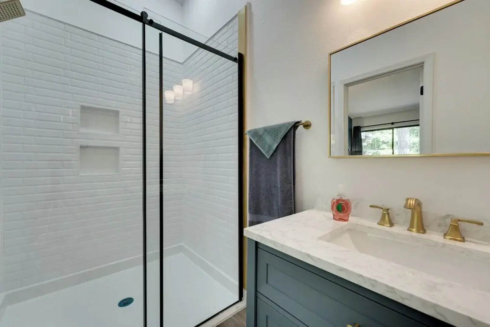 0.5 Mi to Table Rock Lake: Ozark Mountains Cabin