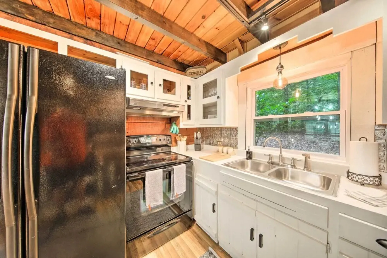 Charming Blue Ridge Mountain Cabin w/ Hot Tub