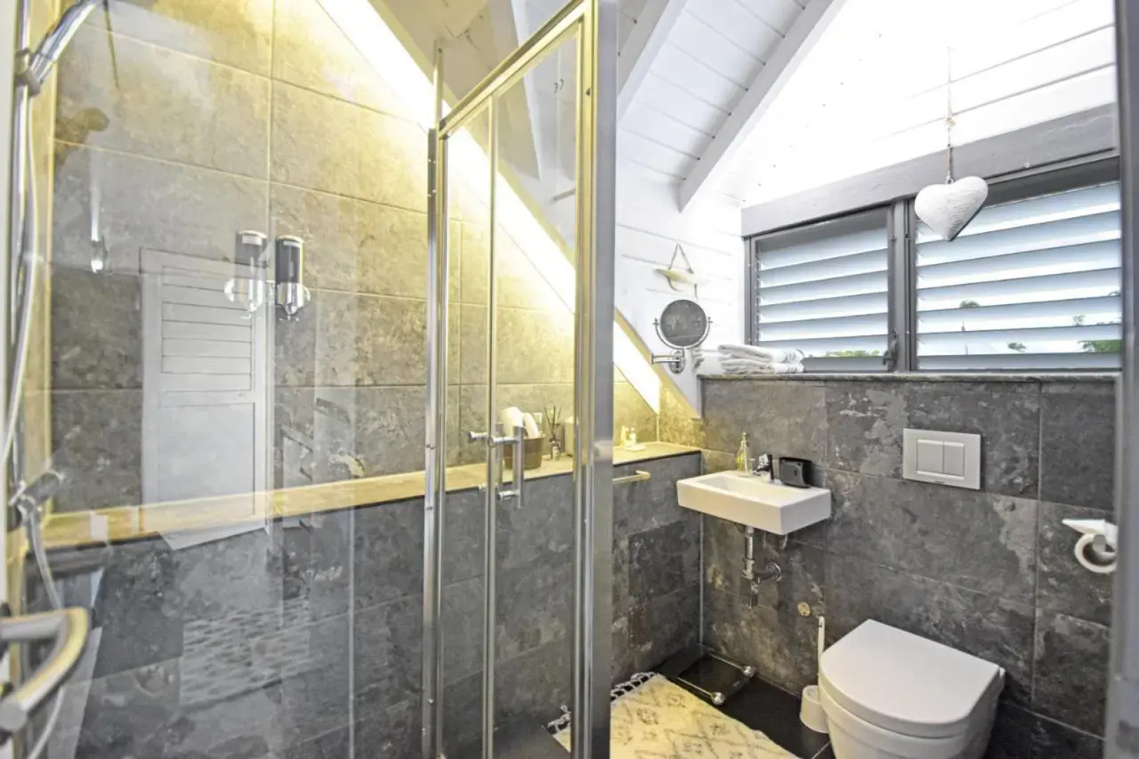 Deja Blue - Comfortable Beachfront Condo