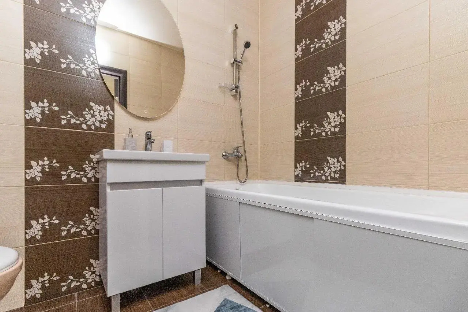 Rich House (Рич Хаус) на улице  Игоря Киртбая 18