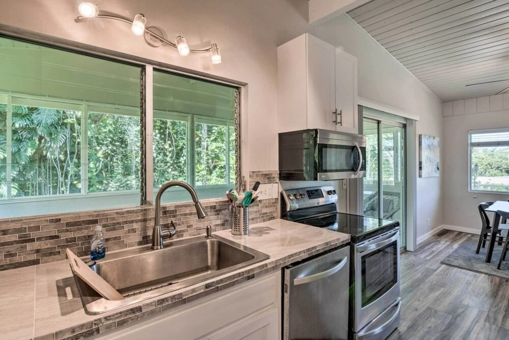 Sunny Pahoa Retreat: Snorkel, Hike & Shop!