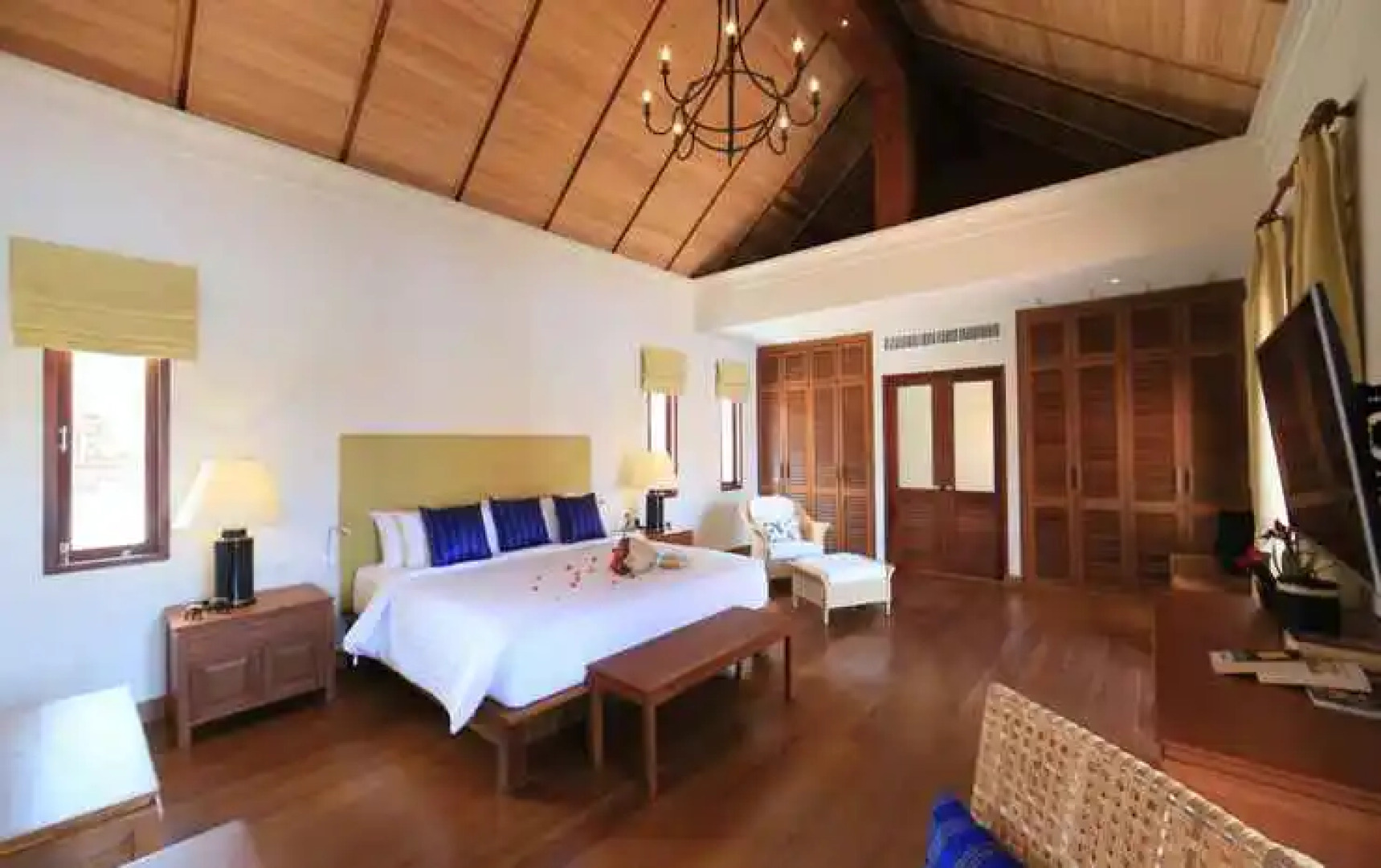 Le Menara Khao Lak beachfront Villa & Resort