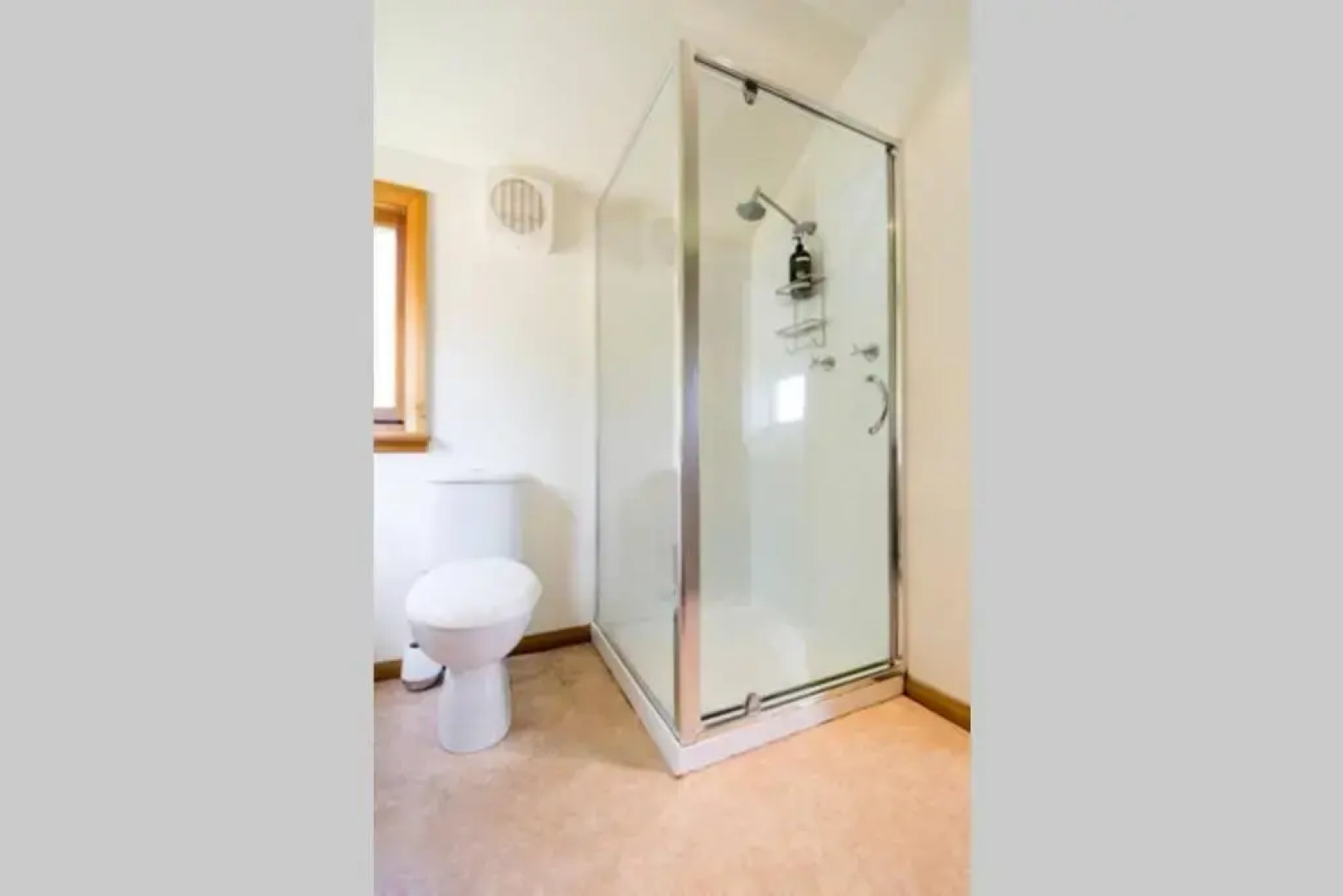 Best Location in Hobart! Luxury 4 bedroom with stunning views