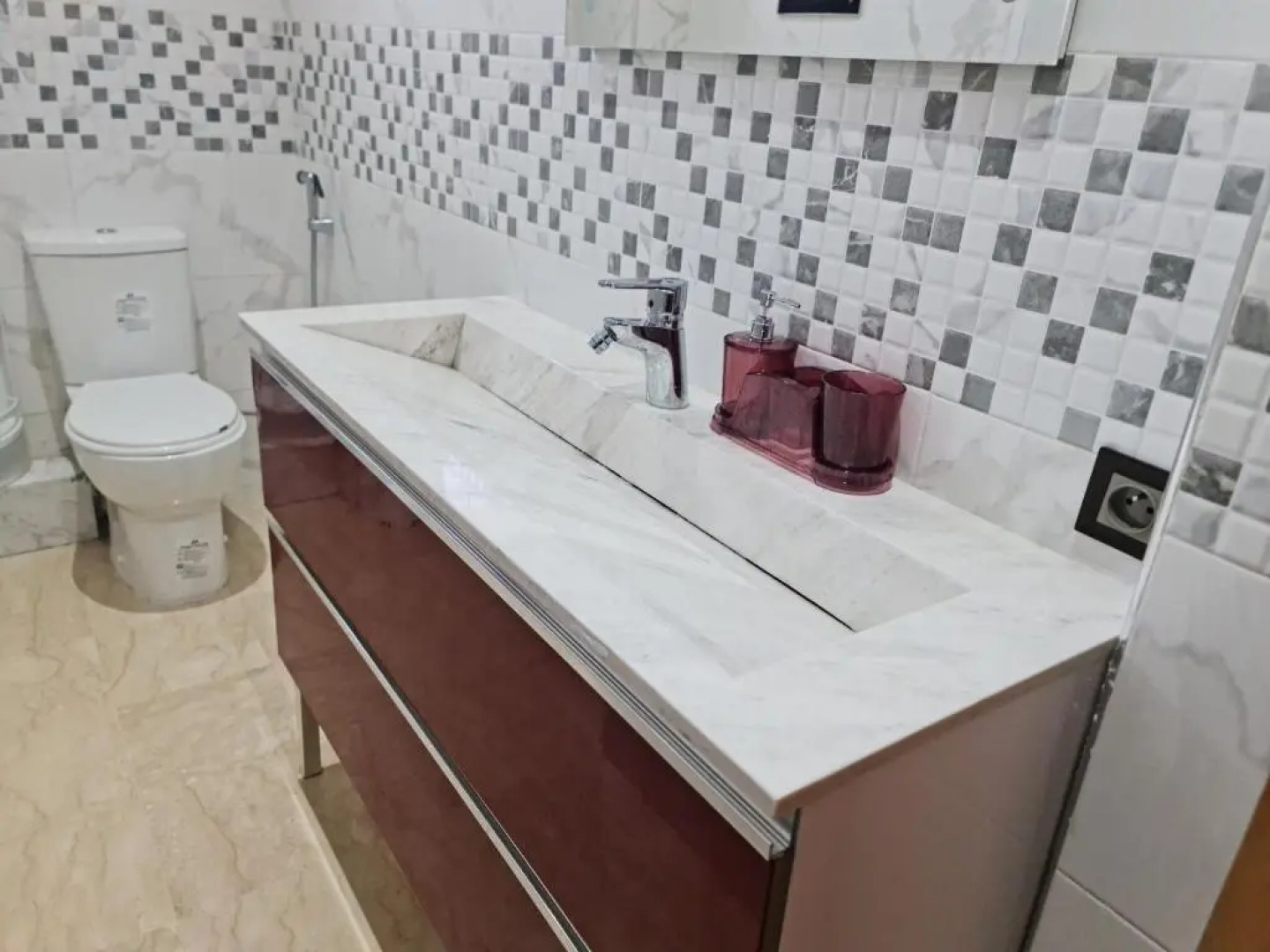 Appartement neuf avec piscine à 300m de la plage!