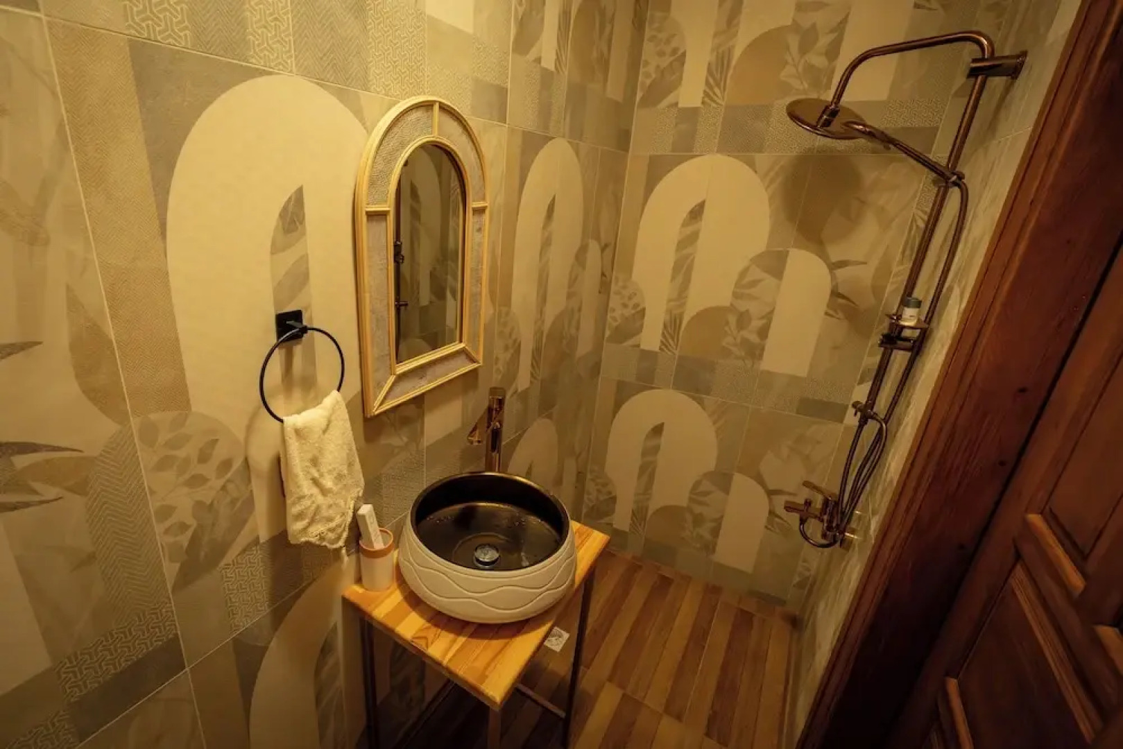 Flora Bi̇rgi̇ Taş Konak