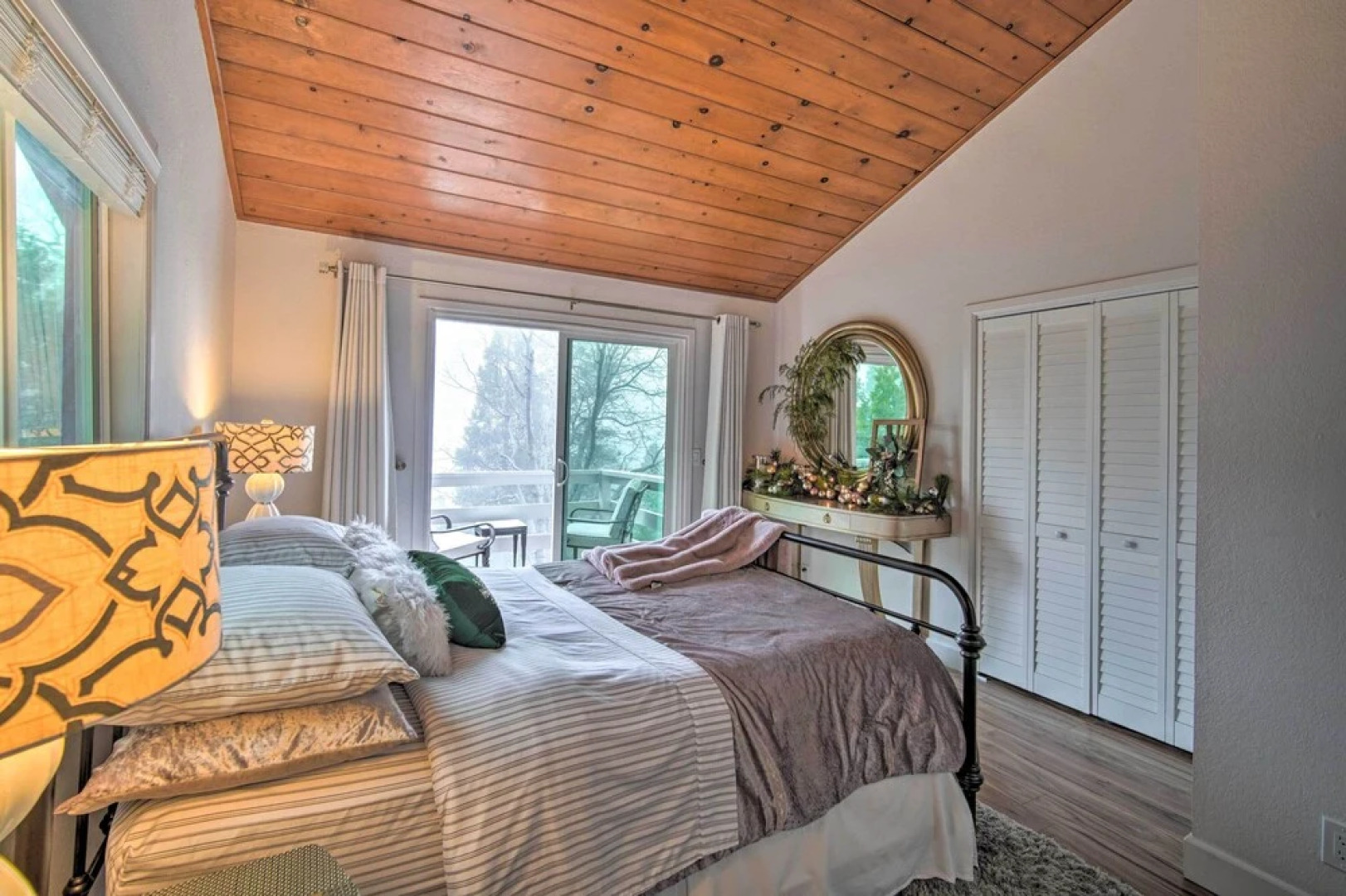 Picturesque Cabin: 2 Balconies, Walk to Lake!