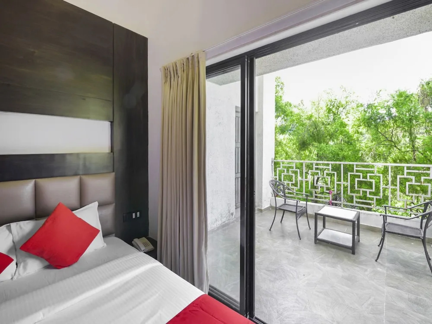 Collection O 23137 Blue Roof Club