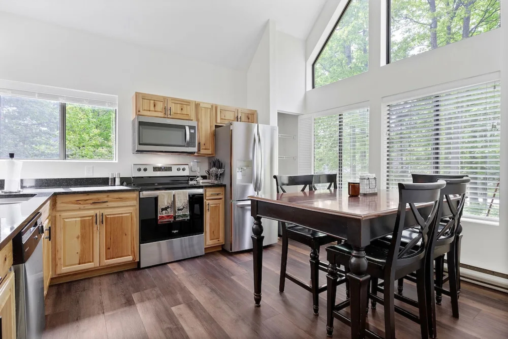 Charming Getaway 4BR 3Bath Hot Tub